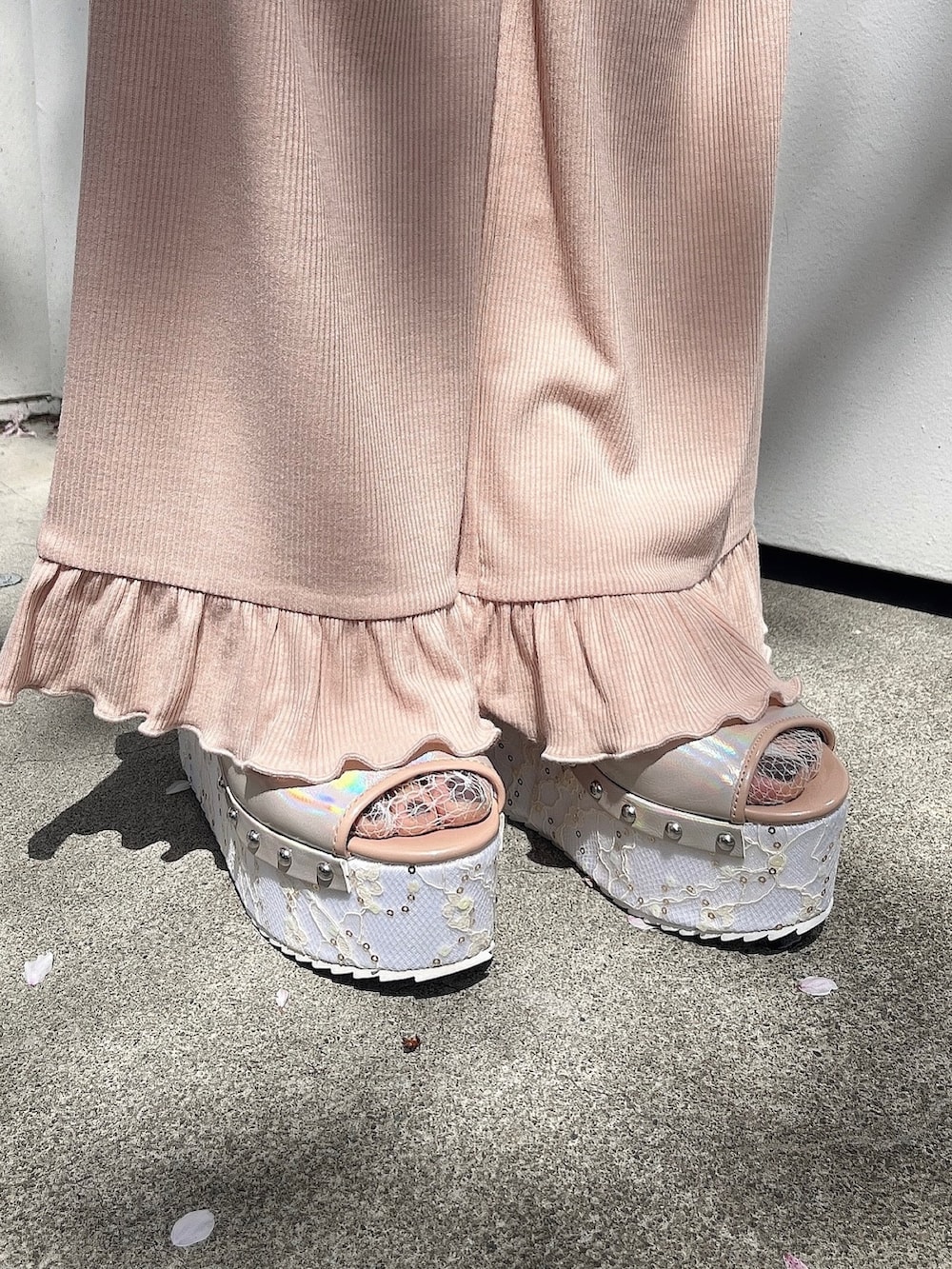 ピンク系のその他パンツ、ベージュ系のTシャツ/カットソー、ピンク系のサンダルを着用したレディースの春コーディネートの3枚目の写真