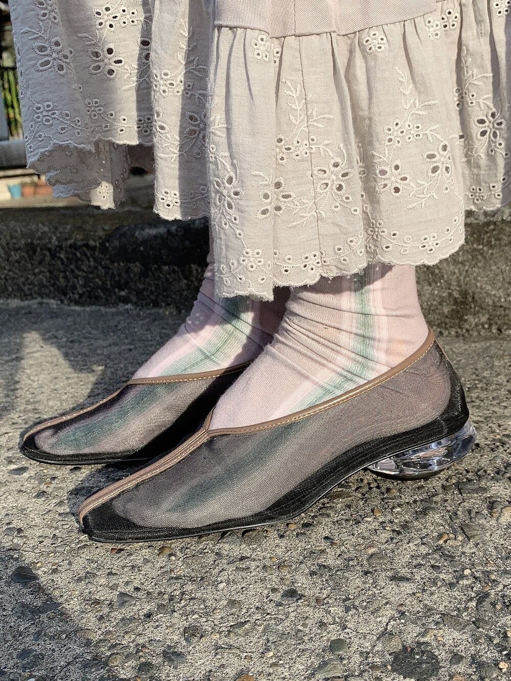 ホワイト系のシャツ/ブラウス、ベージュ系のワンピース、ブラック系のパンプスを着用したレディースの秋コーディネートの3枚目の写真