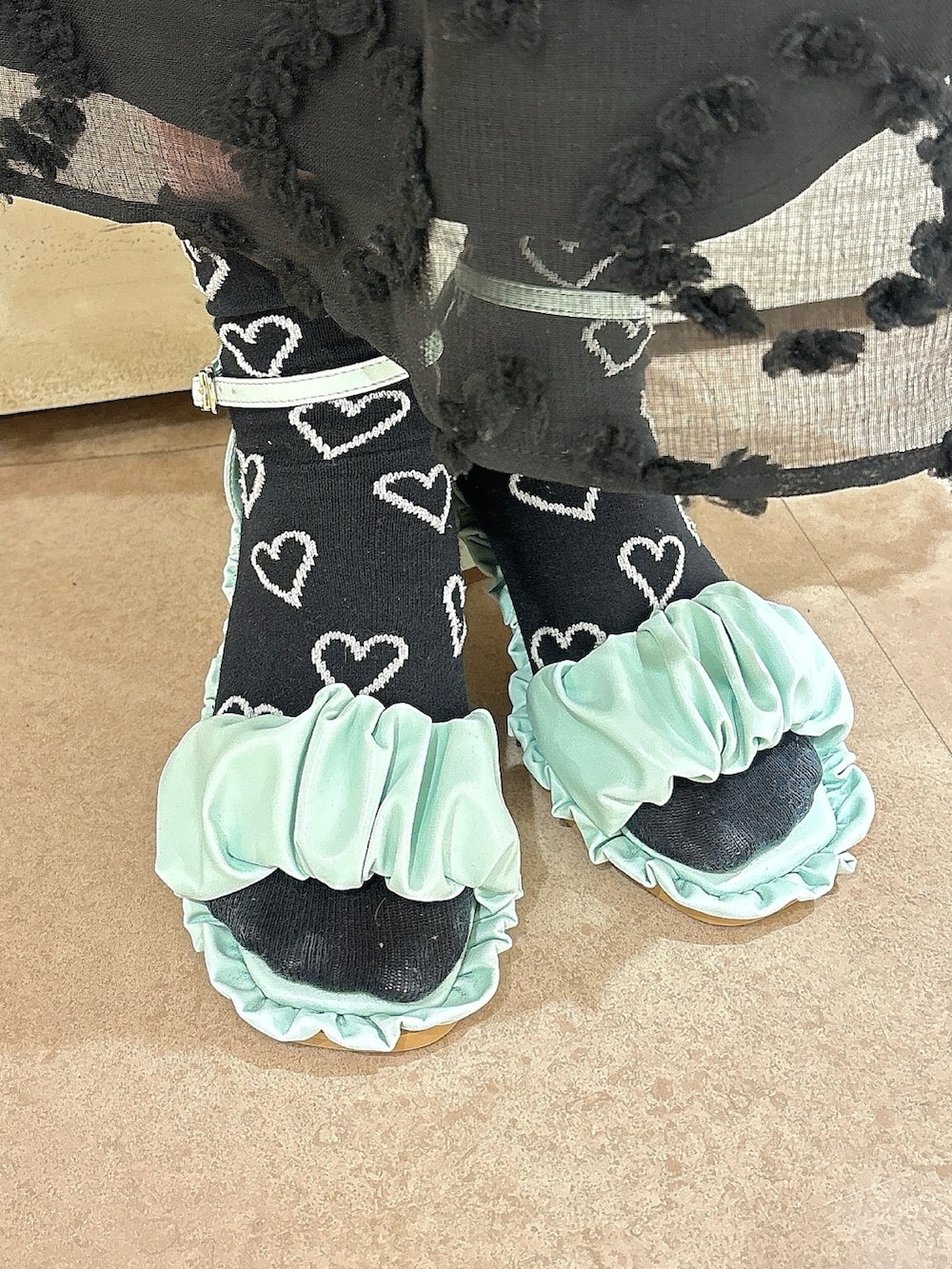 ブラック系のジャンパースカート、グリーン系のサンダル、ピンク系のショルダーバッグを着用したレディースの夏コーディネートの8枚目の写真