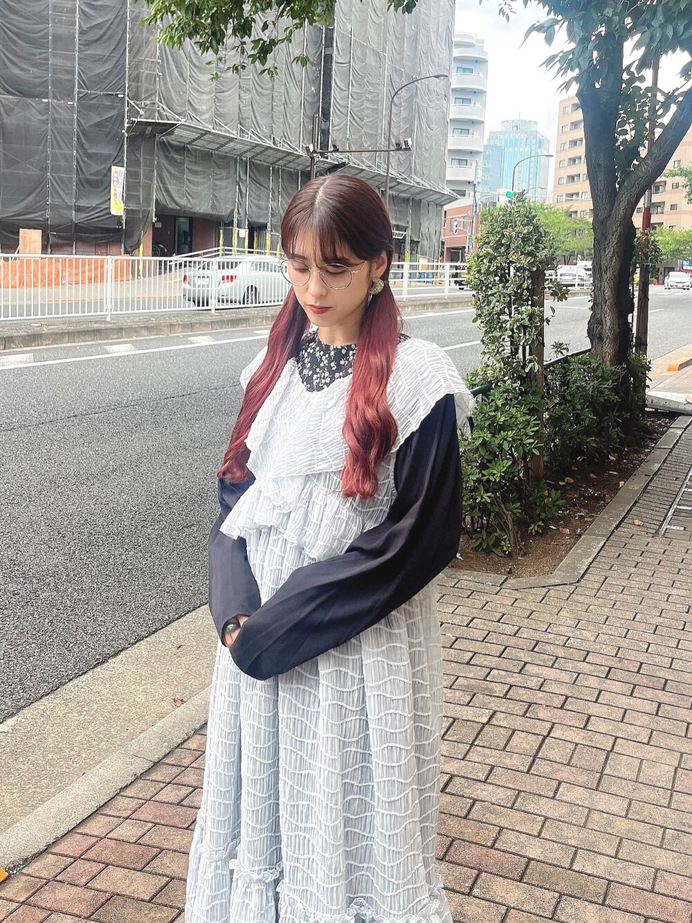 ブルー系のワンピース、ブラック系のワンピース、ブルー系のパンプスを着用したレディースの秋コーディネートの2枚目の写真