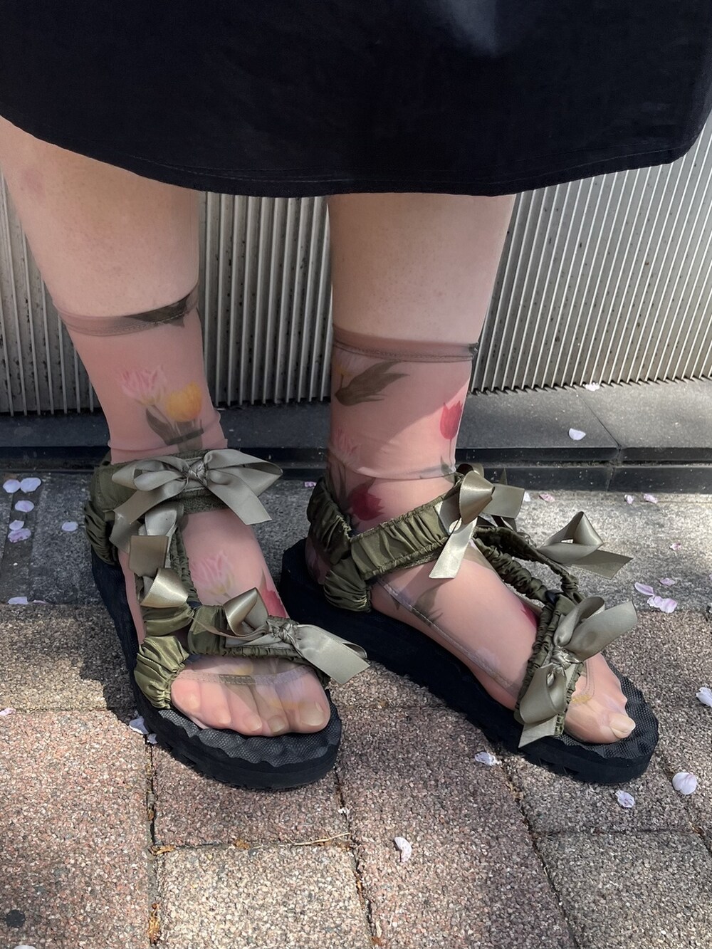 ブラック系のワンピース、ホワイト系のショルダーバッグ、ベージュ系のサンダルを着用したレディースの春コーディネートの3枚目の写真