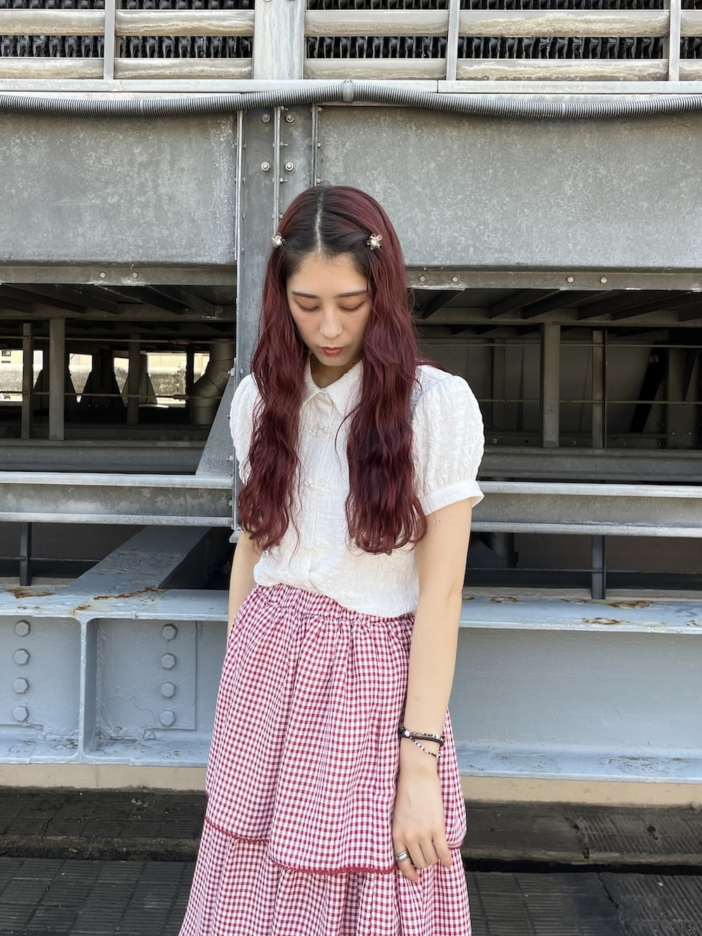 ホワイト系のシャツ/ブラウス、レッド系のスカート、ベージュ系のサンダルを着用したレディースの夏コーディネートの2枚目の写真