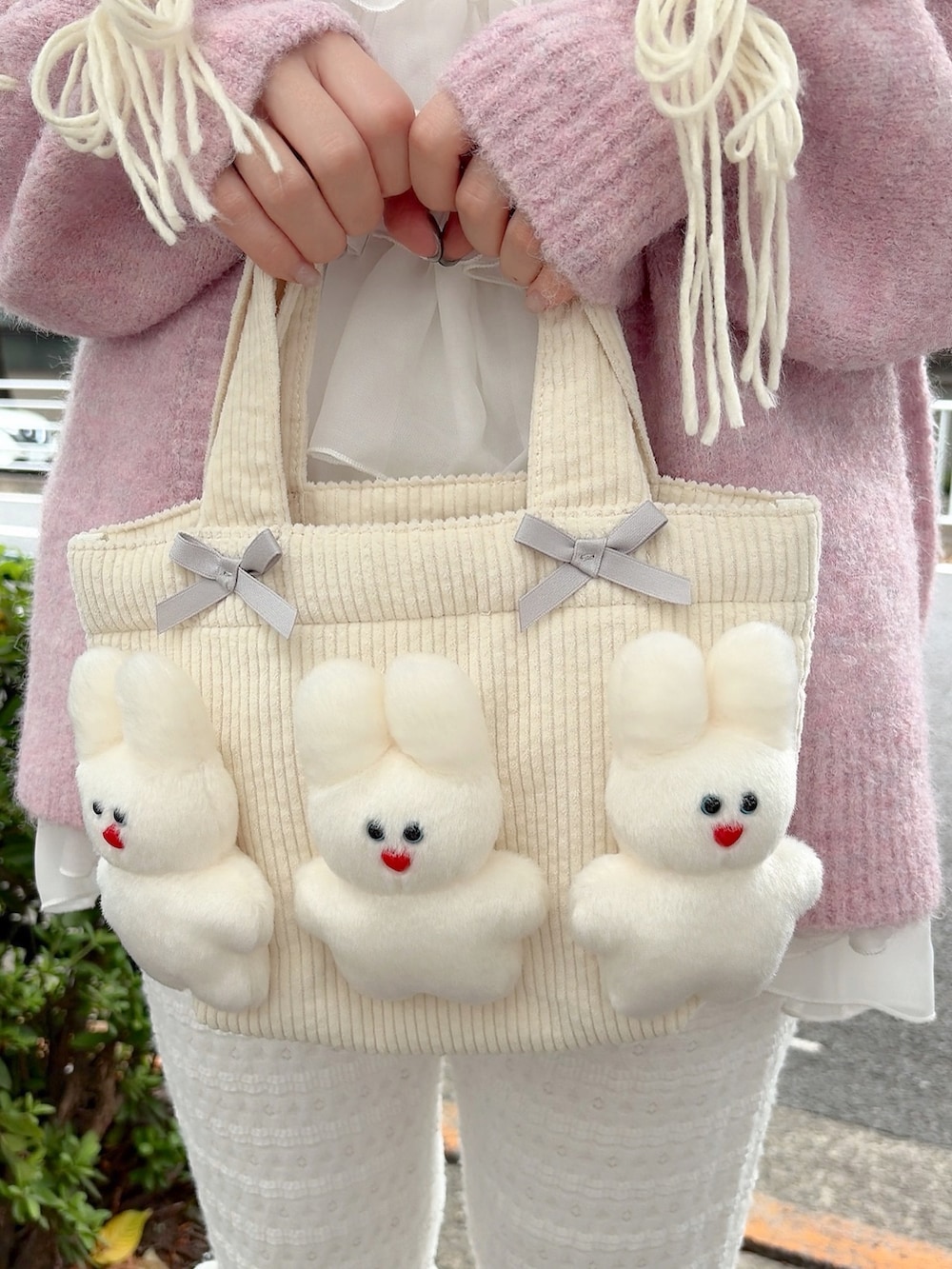ホワイト系のシャツ/ブラウス、ピンク系のカーディガン/ボレロ、ホワイト系のニット/セーターを着用したレディースの秋コーディネートの8枚目の写真