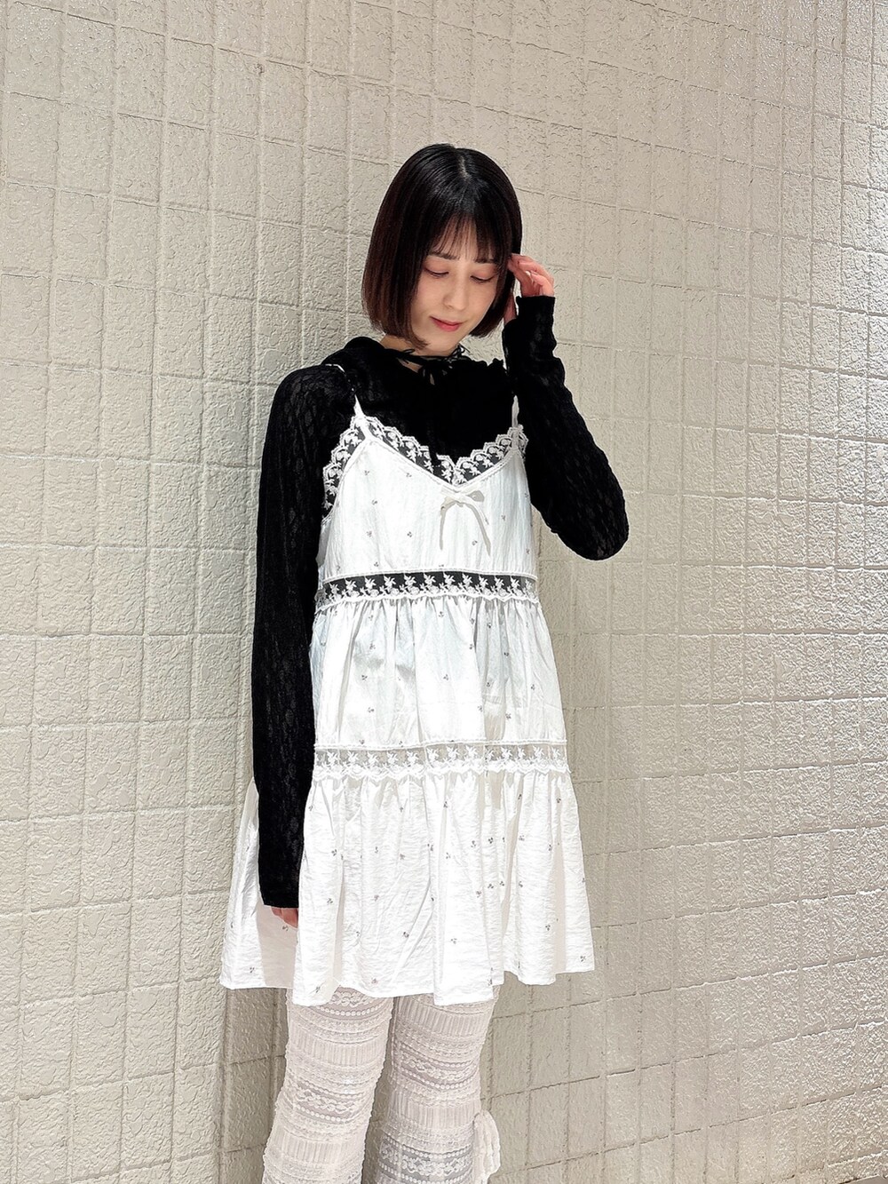 ブラック系のTシャツ/カットソー、ピンク系のキャミソール、ホワイト系のその他パンツを着用したレディースの春コーディネートの3枚目の写真