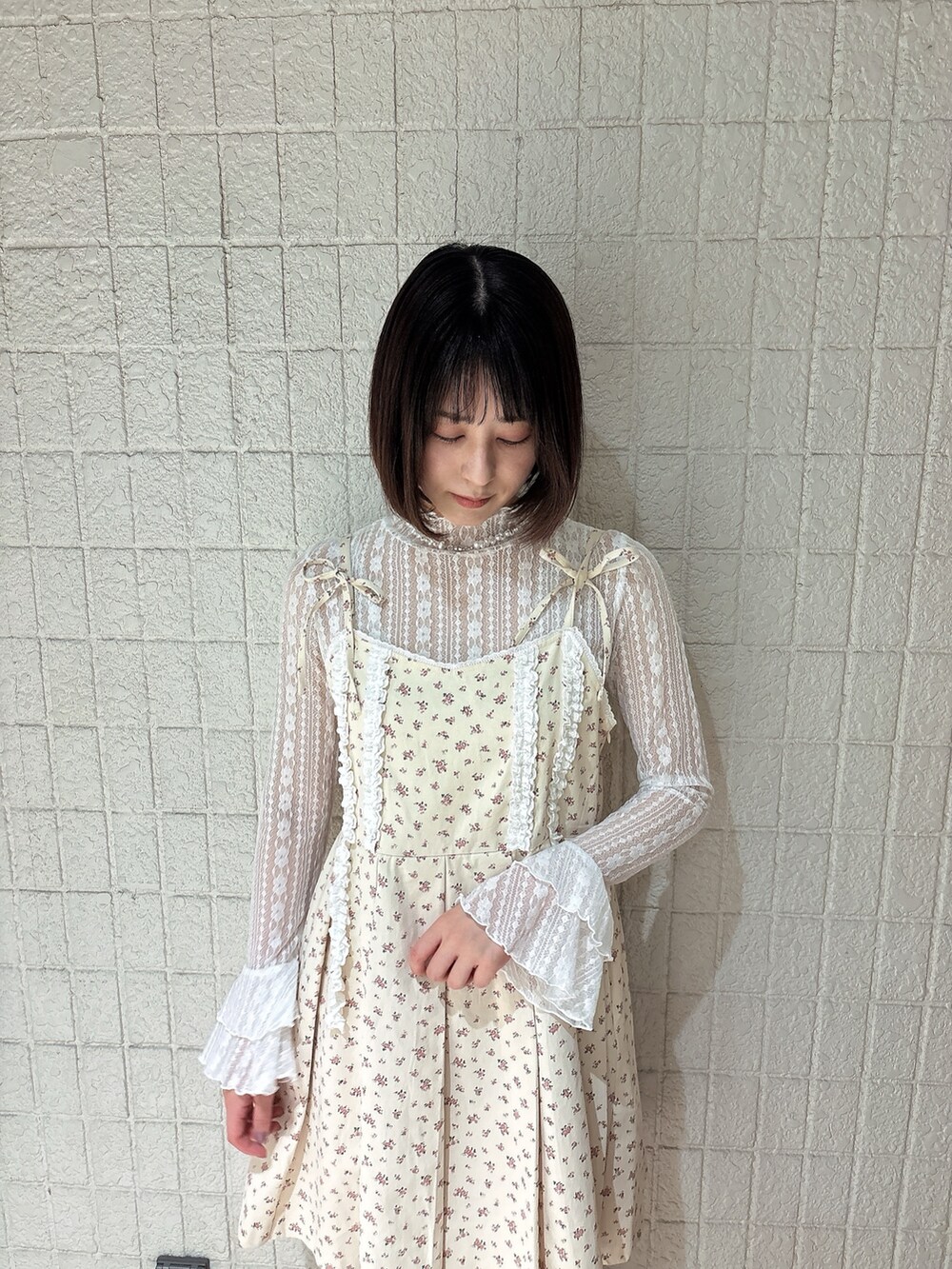 ホワイト系のワンピース、ホワイト系のスニーカー、ホワイト系のTシャツ/カットソーを着用したレディースの春コーディネートの3枚目の写真