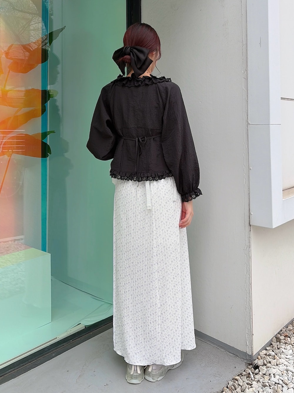 ブラック系のシャツ/ブラウス、ホワイト系のボディバッグ/ウエストポーチ、パープル系のスカートを着用したレディースの春コーディネートの2枚目の写真