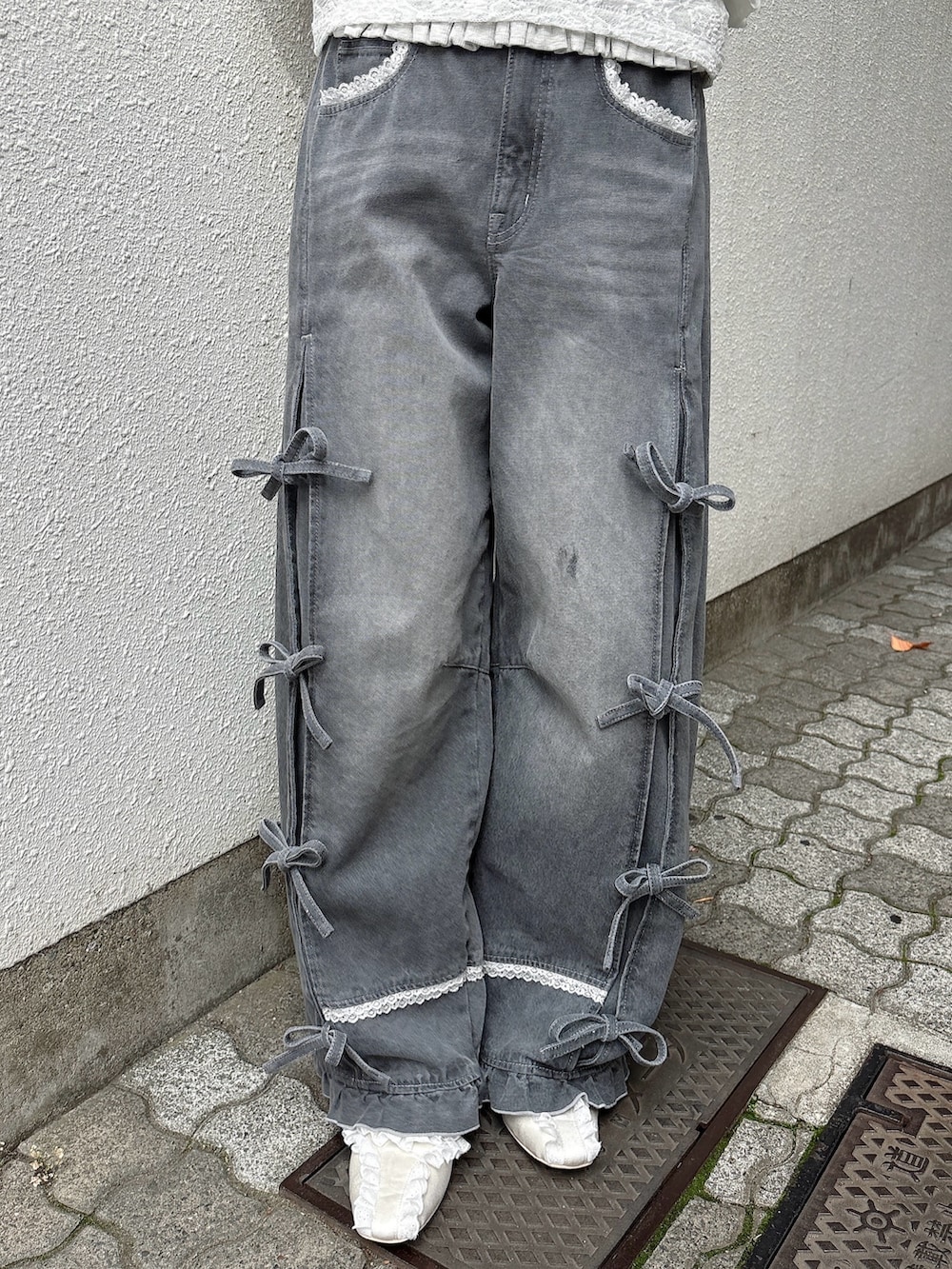 ホワイト系のブルゾン、グレー系のTシャツ/カットソー、グレー系のデニムパンツを着用したレディースの秋コーディネートの6枚目の写真