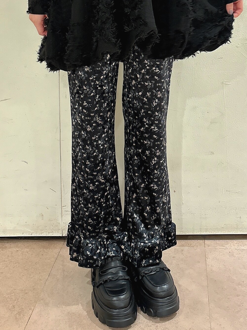 ブラック系のワンピース、ブラック系のスラックス、ブラック系のローファーを着用したレディースの秋コーディネートの5枚目の写真