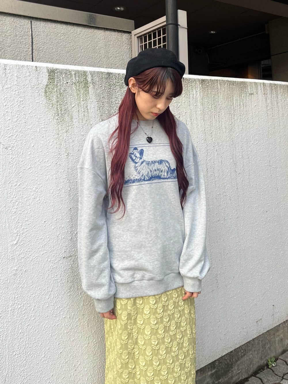 イエロー系のスカート、シルバー系のパンプス、グレー系のスウェットを着用したレディースの冬コーディネートの2枚目の写真