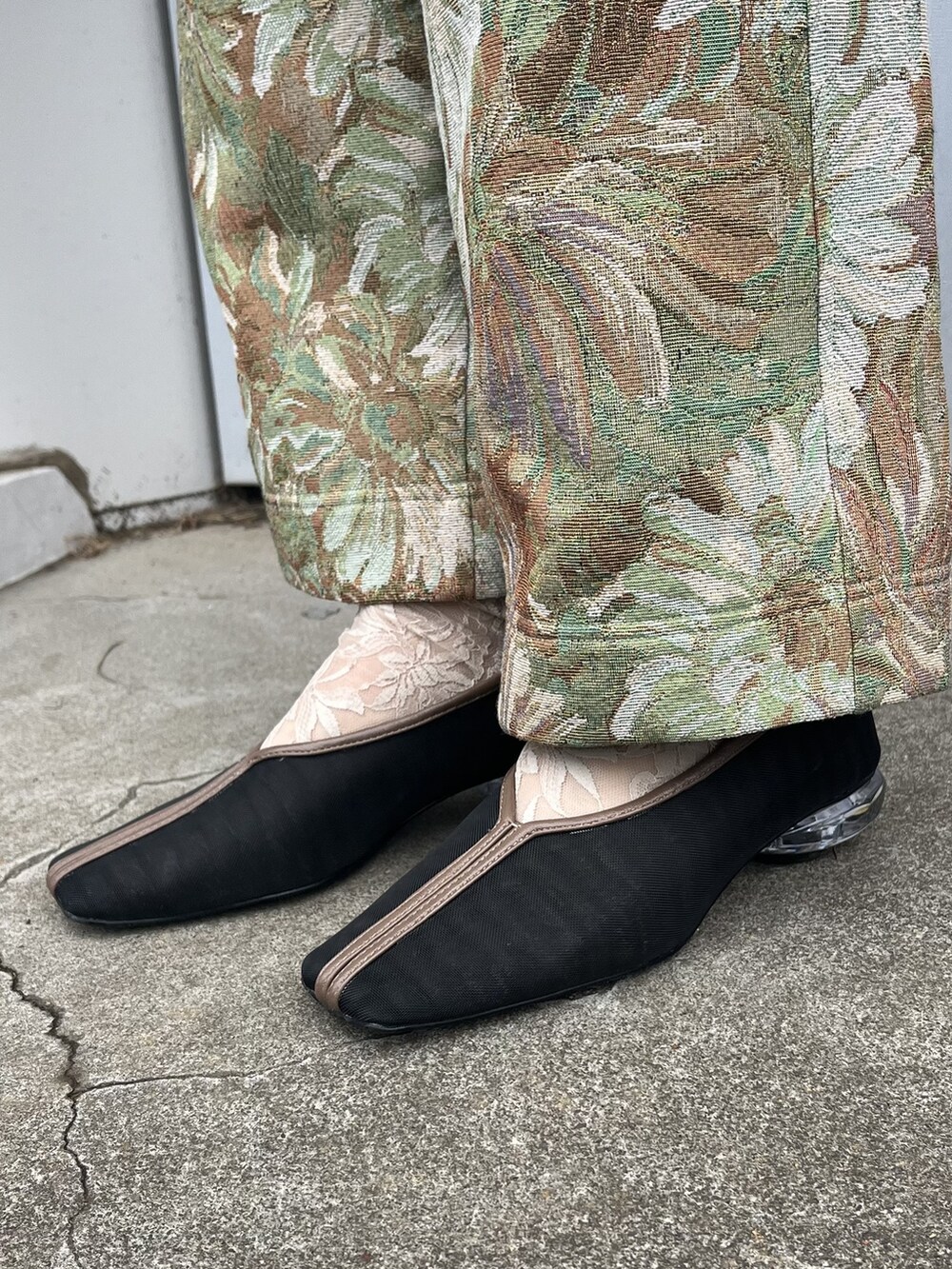 ブラウン系のハンドバッグ、ブラック系のワンピース、イエロー系のその他パンツを着用したレディースの冬コーディネートの3枚目の写真