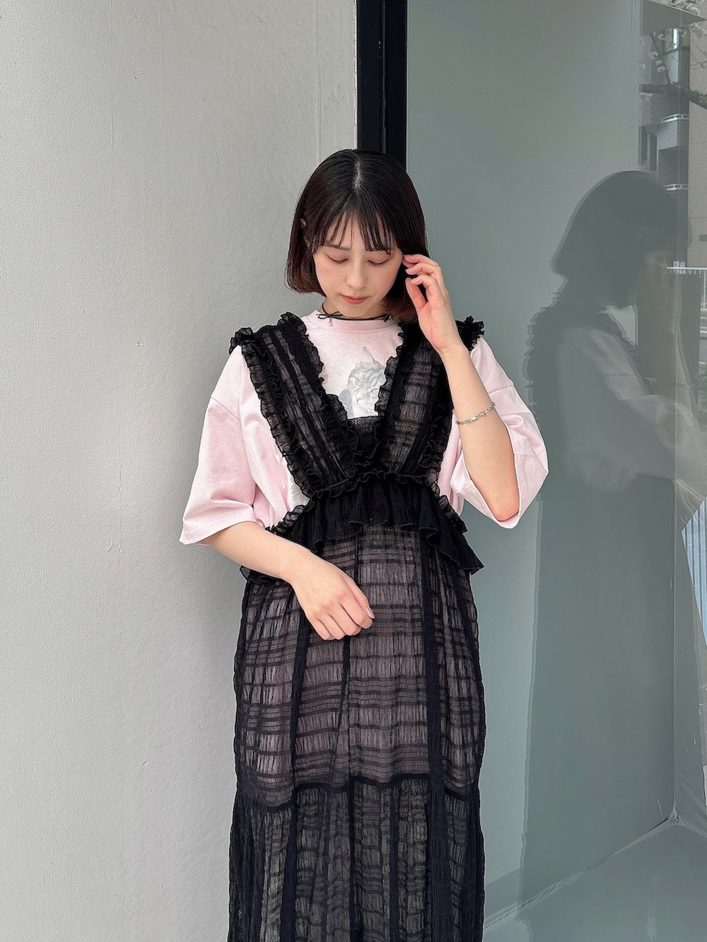 ブラック系のワンピース、ピンク系のTシャツ/カットソー、その他のデニムパンツを着用したレディースの春コーディネートの3枚目の写真