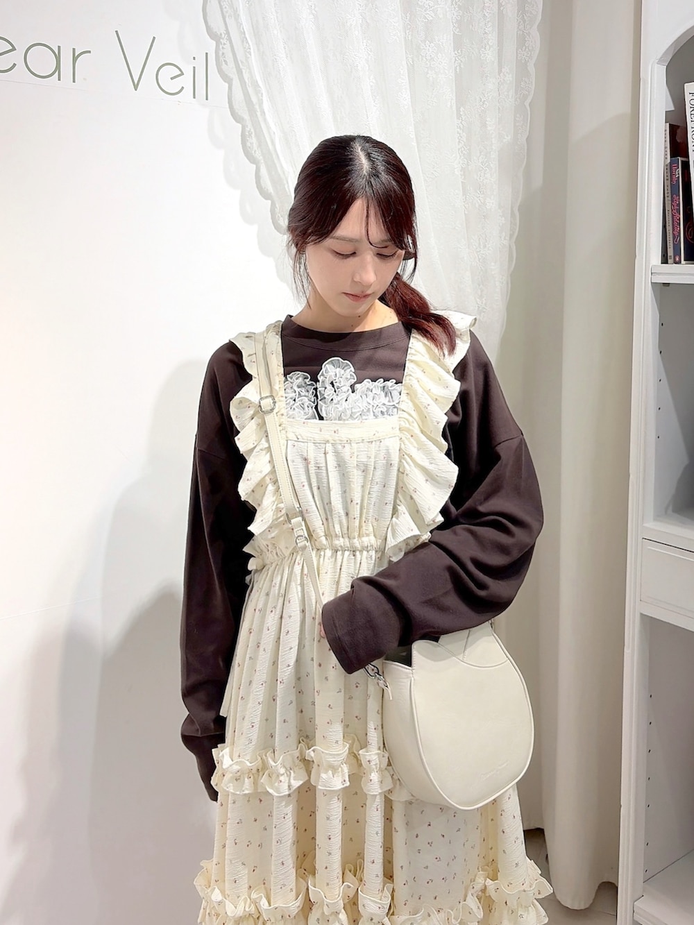 ブラウン系のTシャツ/カットソー、その他のワンピース、ホワイト系のショルダーバッグを着用したレディースの秋コーディネートの4枚目の写真