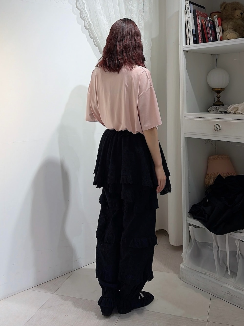 ピンク系のTシャツ/カットソー、ブラック系のスカート、ブラック系のその他パンツを着用したレディースの春コーディネートの2枚目の写真