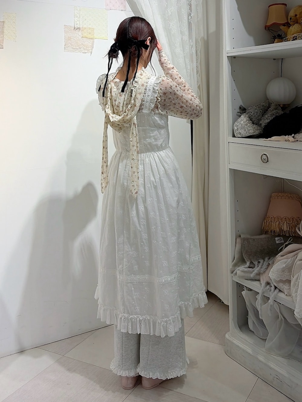 ホワイト系のTシャツ/カットソー、ホワイト系のワンピース、グレー系のスウェットパンツを着用したレディースの冬コーディネートの2枚目の写真