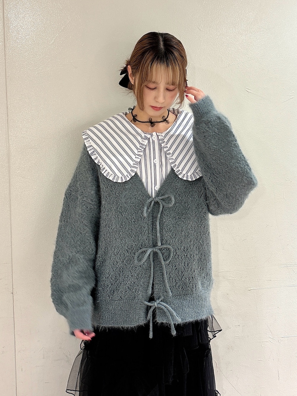 ホワイト系のシャツ/ブラウス、グリーン系のカーディガン/ボレロ、ブラック系のスカートを着用したレディースの夏コーディネートの3枚目の写真