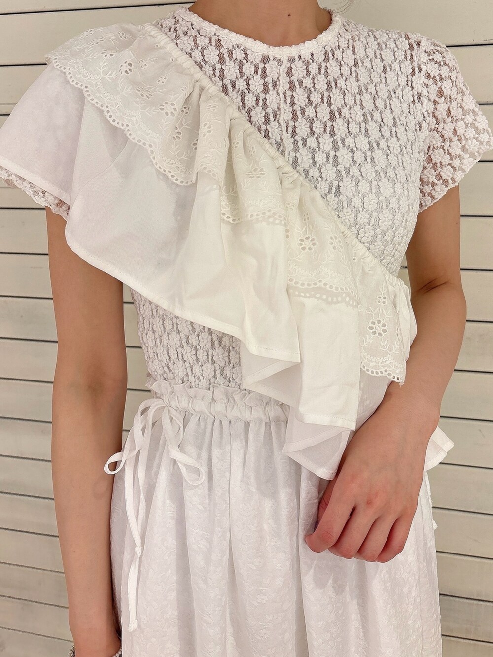 ホワイト系のワンピース、ブルー系のサンダル、ホワイト系の付け襟を着用したレディースの夏コーディネートの5枚目の写真