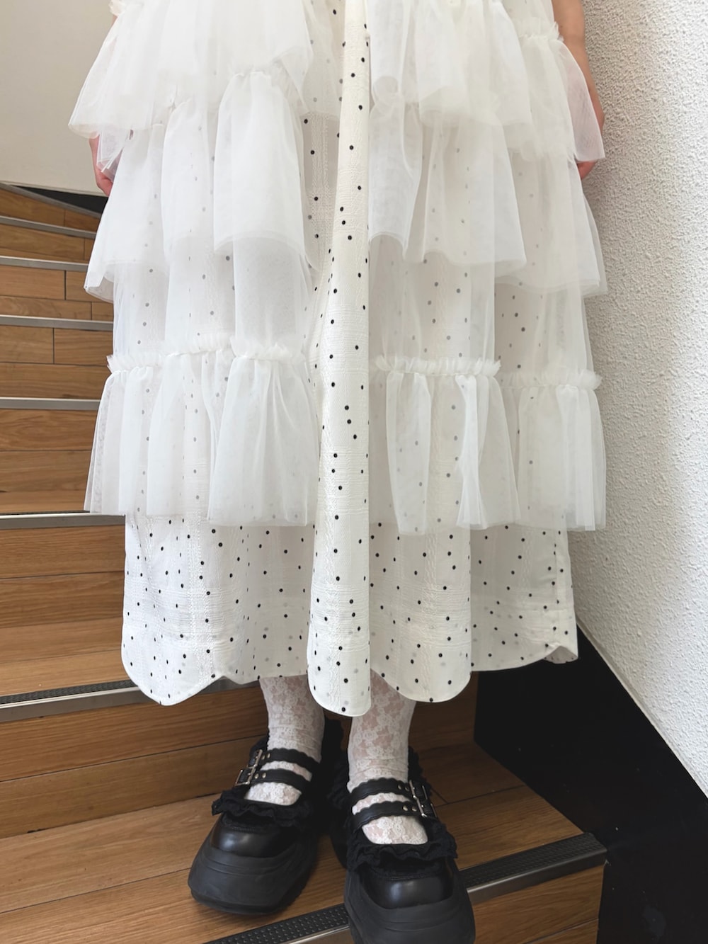 ホワイト系のワンピース、ホワイト系のワンピース、ブルー系のハンドバッグを着用したレディースの夏コーディネートの7枚目の写真