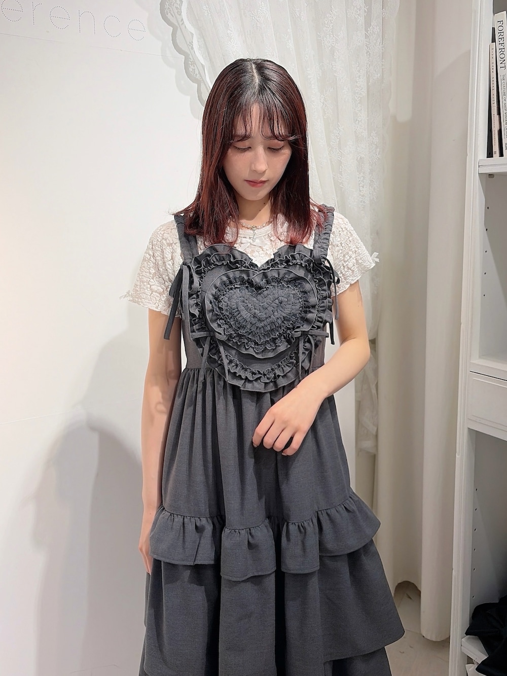 グレー系のワンピース、ホワイト系のTシャツ/カットソー、ブラック系のスニーカーを着用したレディースの春コーディネートの3枚目の写真