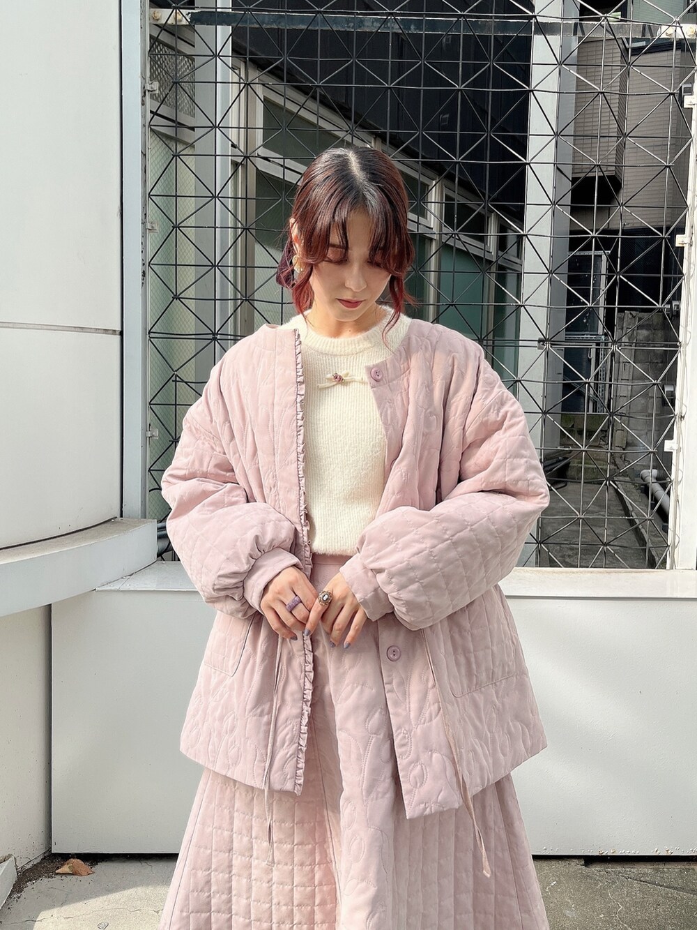 ピンク系のスカート、ピンク系のブルゾン、ホワイト系のニット/セーターを着用したレディースの夏コーディネートの2枚目の写真