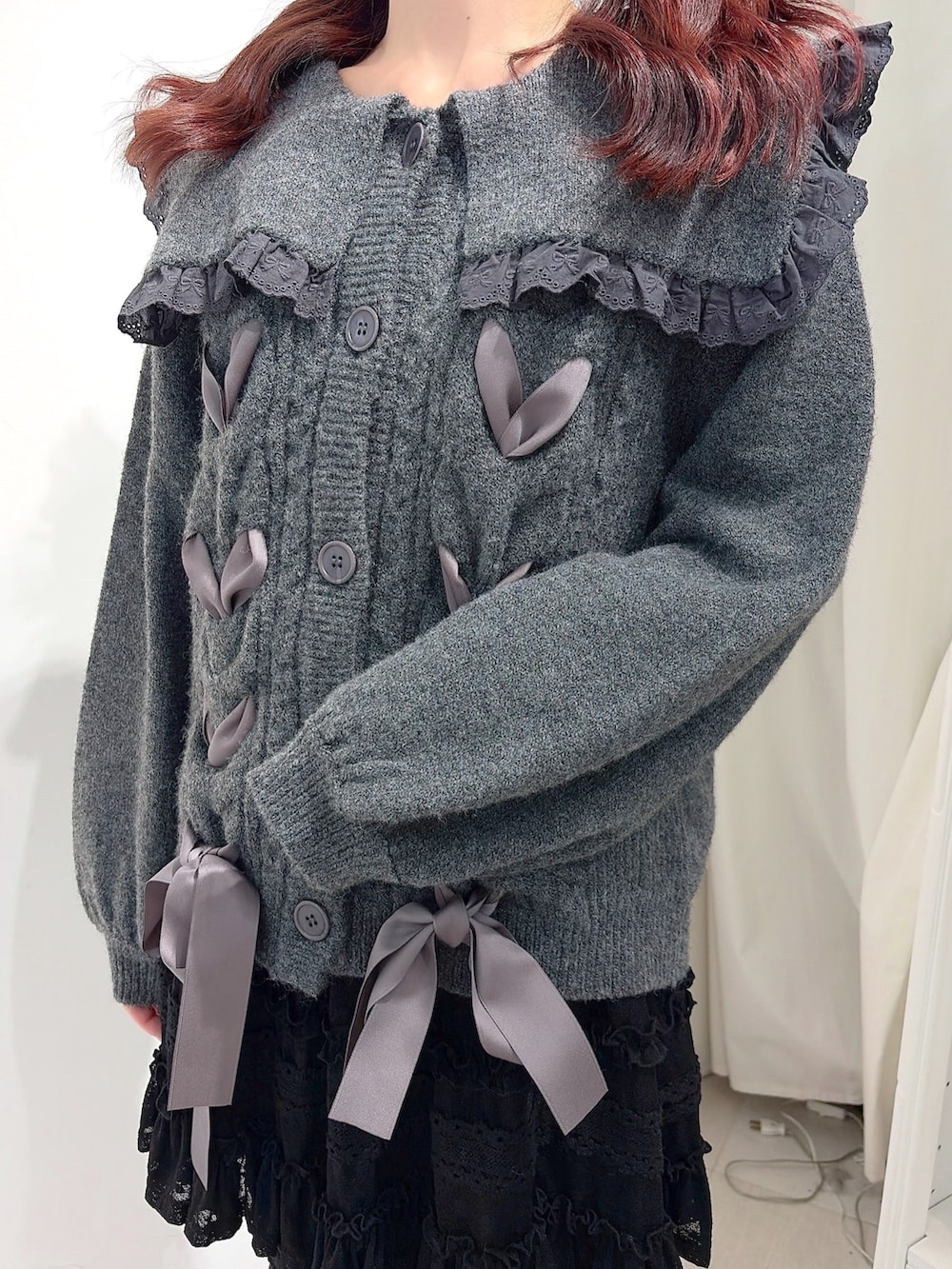 グレー系のカーディガン/ボレロ、ブラック系のその他パンツ、ブラック系のスカートを着用したレディースの夏コーディネートの6枚目の写真