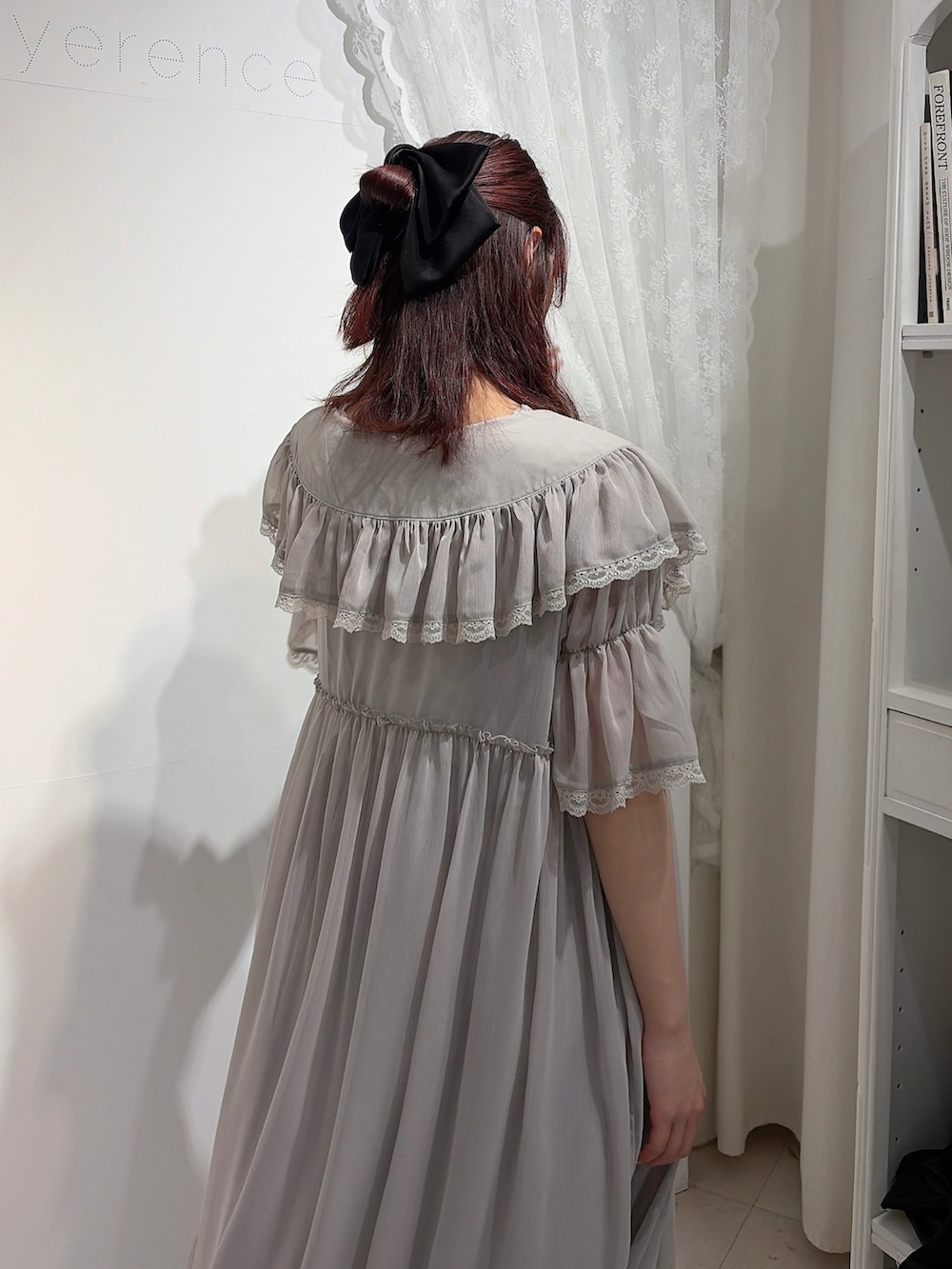 グレー系のワンピース、ブルー系のワンピース、グレー系のその他パンツを着用したレディースの春コーディネートの4枚目の写真