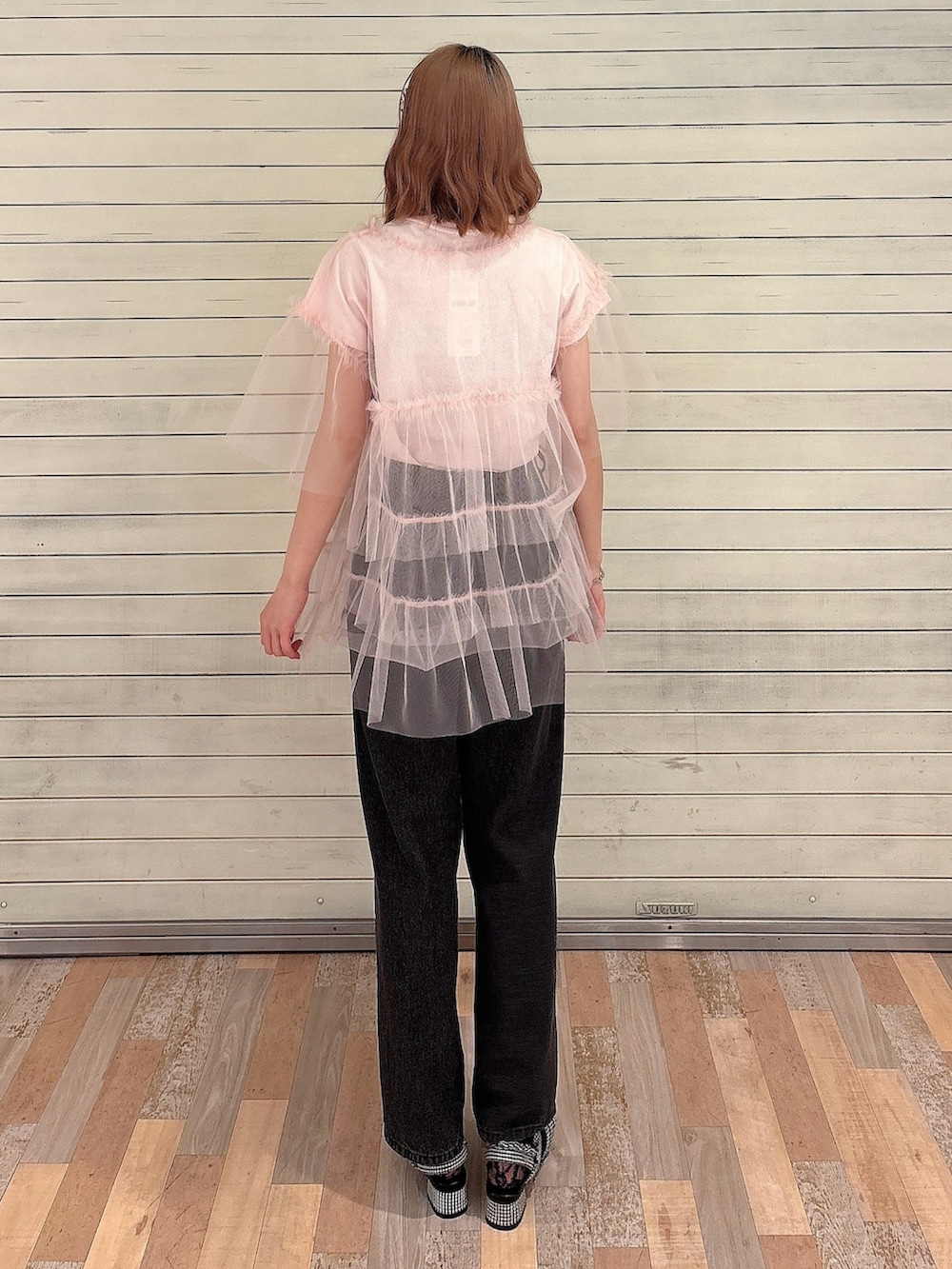 ピンク系のTシャツ/カットソー、ピンク系のTシャツ/カットソー、ブラック系のデニムパンツを着用したレディースの夏コーディネートの2枚目の写真