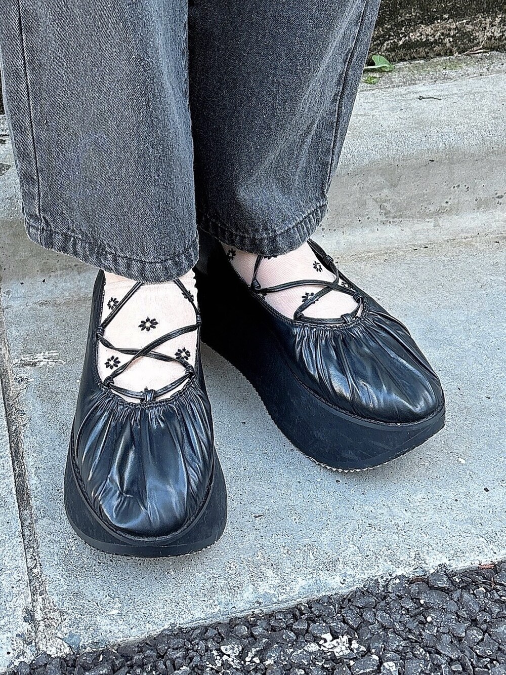 ブラック系のデニムパンツ、ブラック系のバレエシューズ、ホワイト系のシャツ/ブラウスを着用したレディースの冬コーディネートの4枚目の写真
