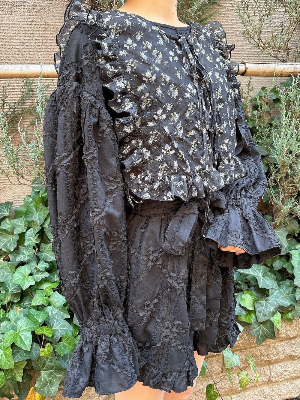 ブラック系のサンダル、ブラック系のつなぎ/オールインワン、ブラック系の付け襟を着用したレディースの冬コーディネートの5枚目の写真