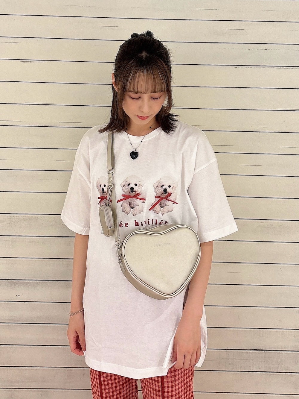 ホワイト系のTシャツ/カットソー、ゴールド系のショルダーバッグ、レッド系のスラックスを着用したレディースの夏コーディネートの3枚目の写真