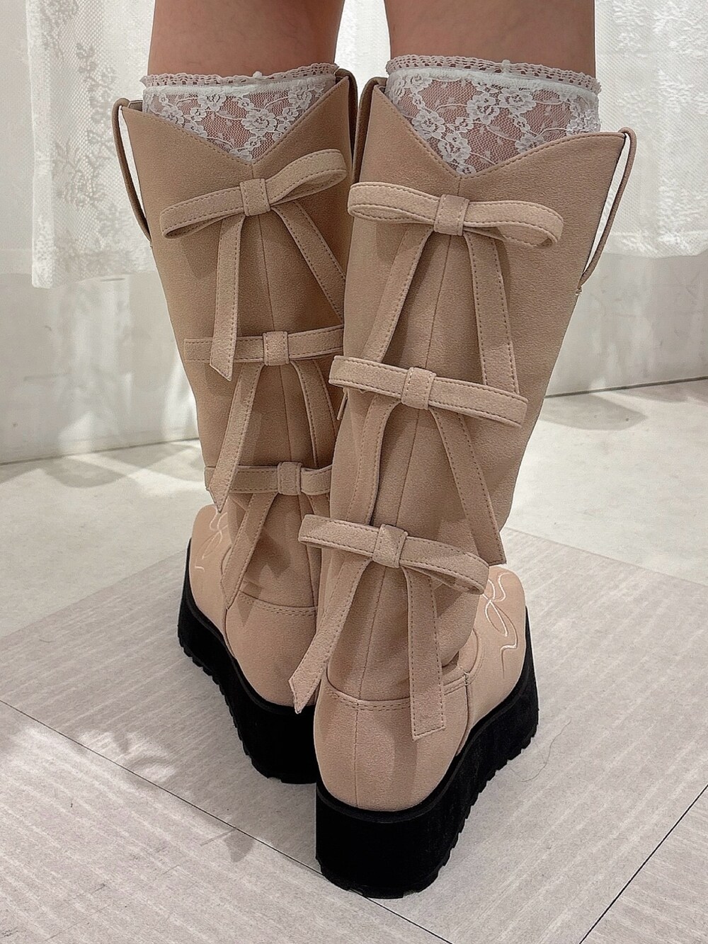 ブルー系のワンピース、ホワイト系のショルダーバッグ、ピンク系のブーツを着用したレディースの春コーディネートの8枚目の写真