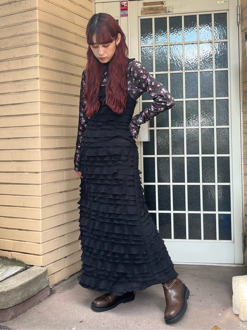 グレー系のTシャツ/カットソー、ブラウン系のブーツ、ブラック系のワンピースを着用したレディースの夏コーディネートの2枚目の写真