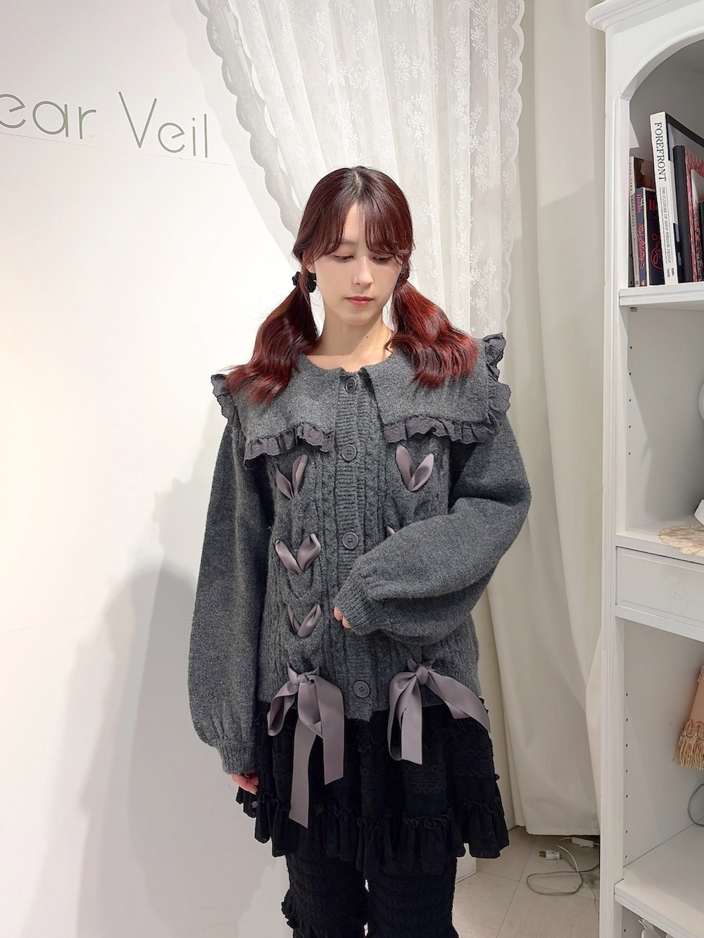 グレー系のカーディガン/ボレロ、ブラック系のその他パンツ、ブラック系のスカートを着用したレディースの夏コーディネートの4枚目の写真