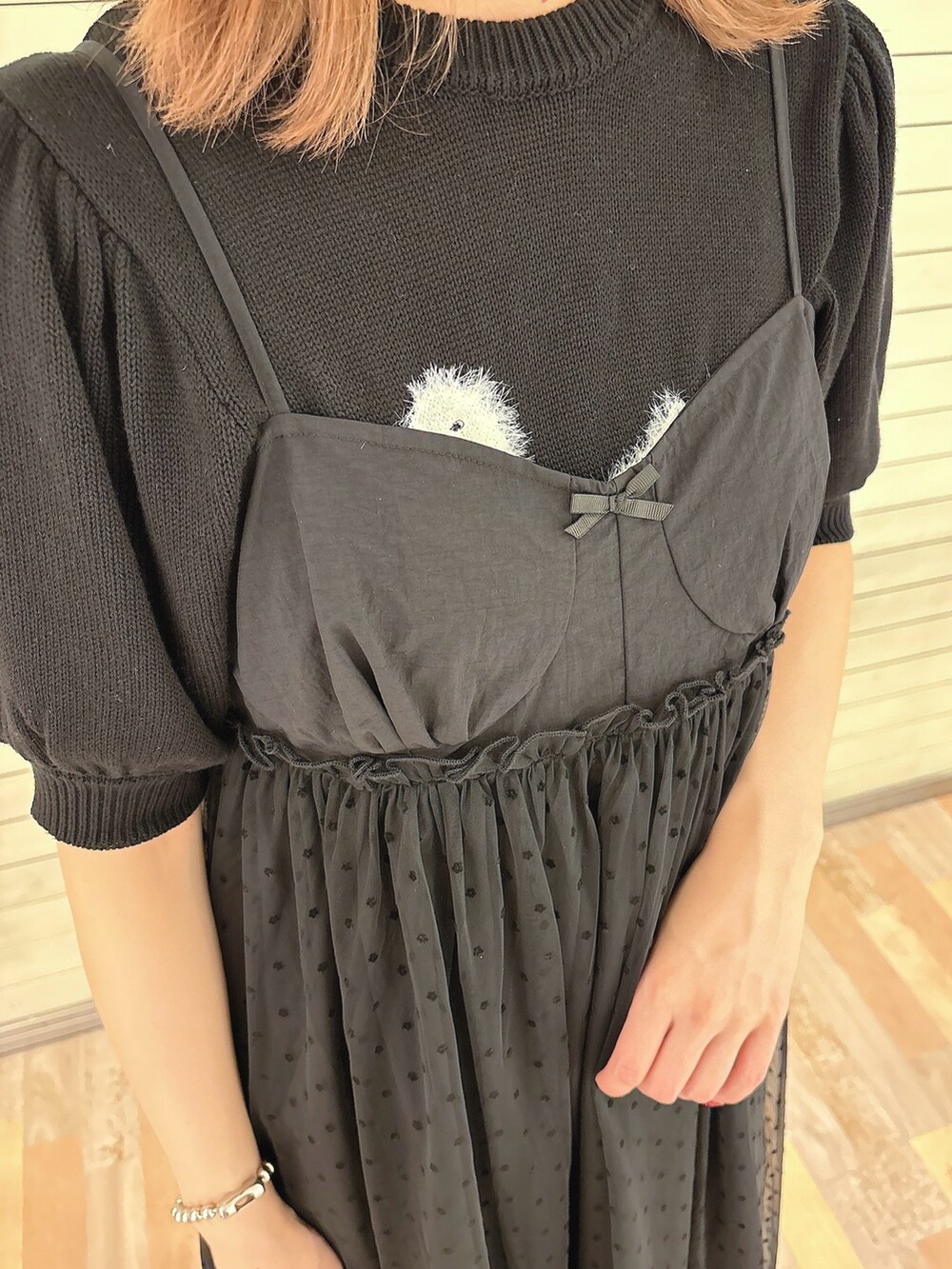 ブラック系のジャージ、ブラック系のワンピース、ブラック系のバレエシューズを着用したレディースの夏コーディネートの9枚目の写真