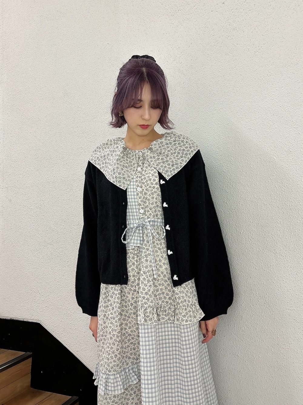 ブラック系のカーディガン/ボレロ、ブルー系のワンピース、ブルー系のスニーカーを着用したレディースの春コーディネートの3枚目の写真