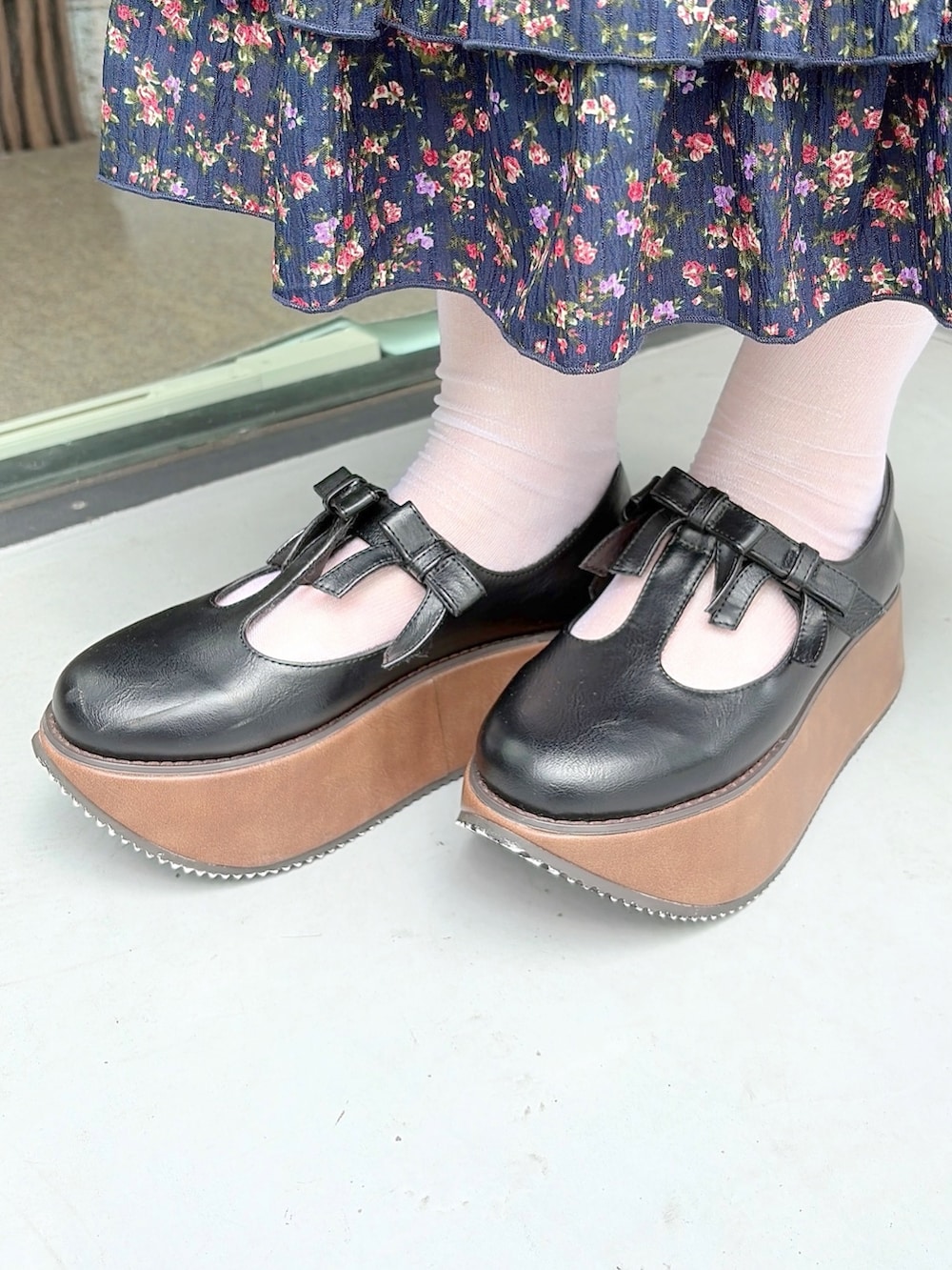 ブルー系のカーディガン/ボレロ、ホワイト系のショルダーバッグ、ブルー系のワンピースを着用したレディースの秋コーディネートの9枚目の写真