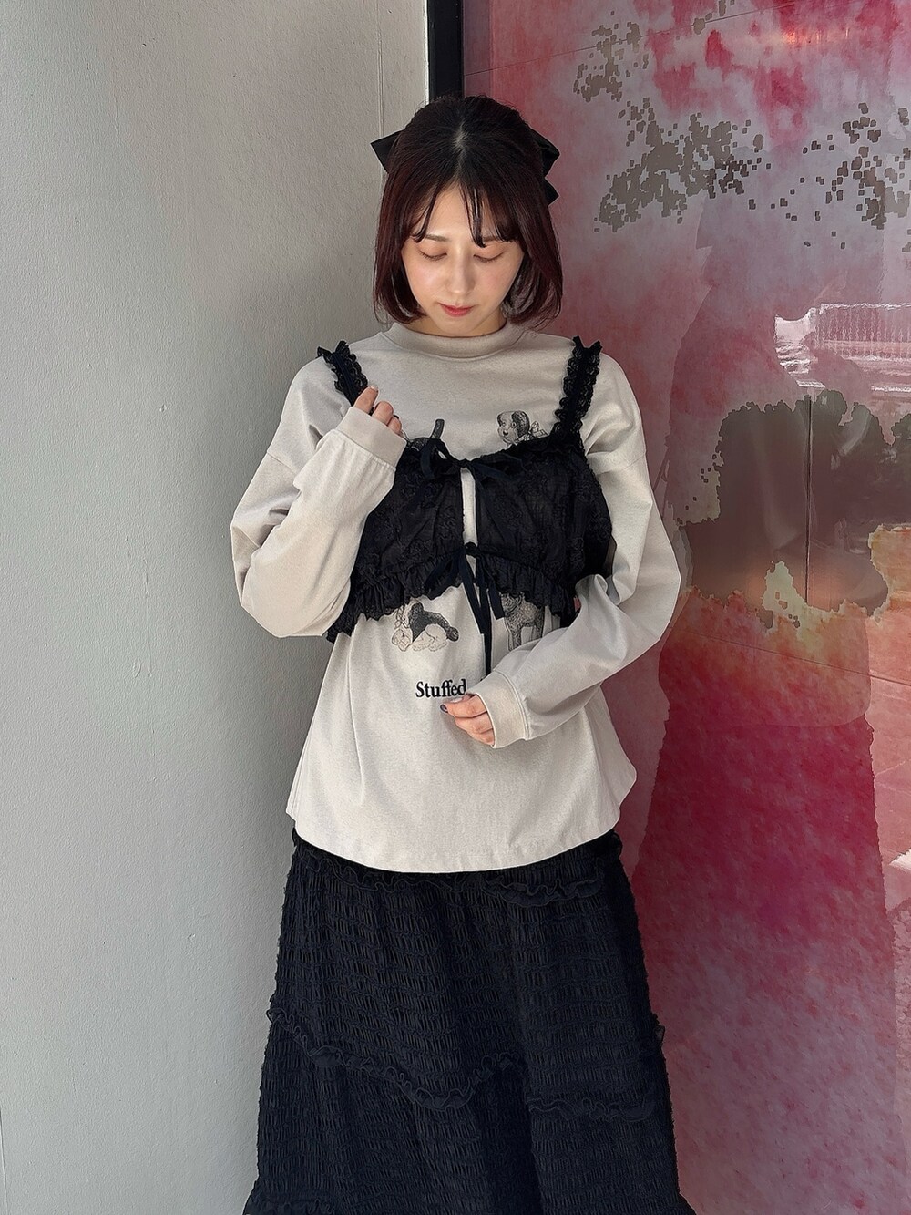 グレー系のTシャツ/カットソー、ブラック系のシャツ/ブラウス、ブラック系のスカートを着用したレディースの夏コーディネートの3枚目の写真