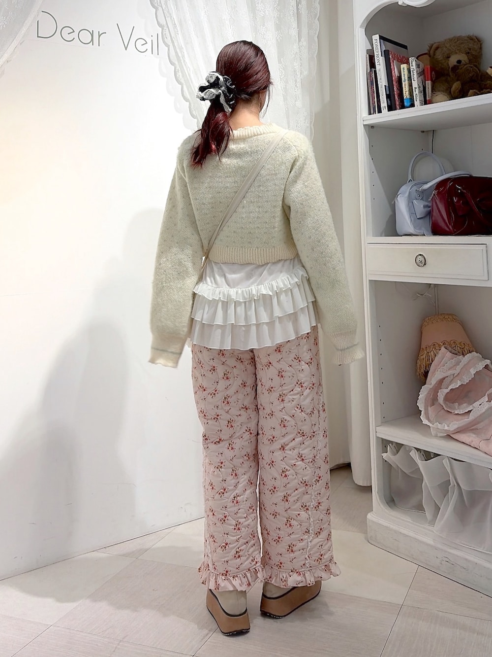 ホワイト系のカーディガン/ボレロ、ホワイト系のTシャツ/カットソー、ベージュ系のショルダーバッグを着用したレディースの秋コーディネートの3枚目の写真