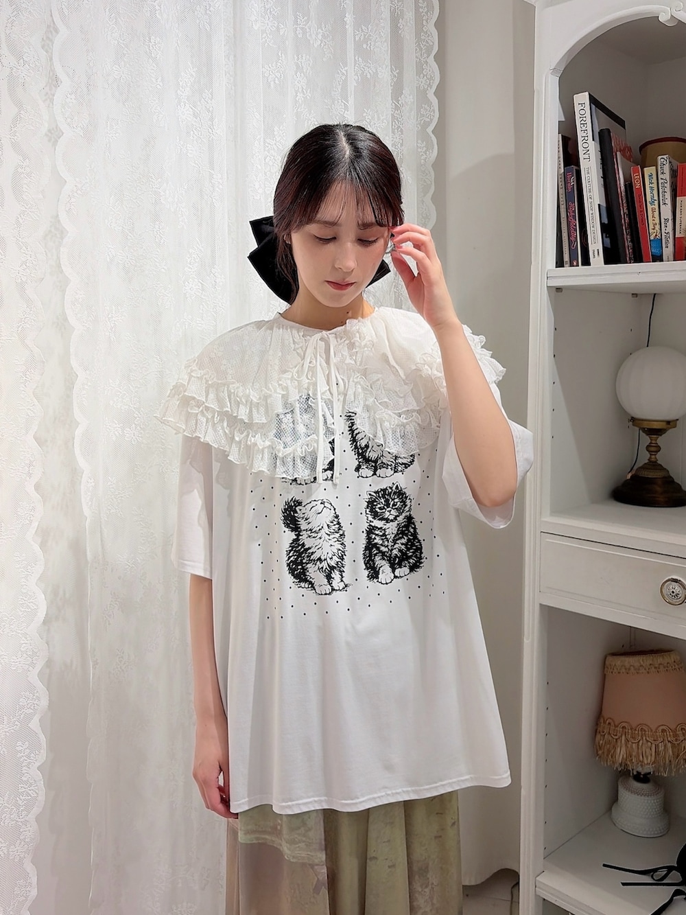 ホワイト系のTシャツ/カットソー、グリーン系のスカート、ホワイト系のサンダルを着用したレディースの春コーディネートの3枚目の写真