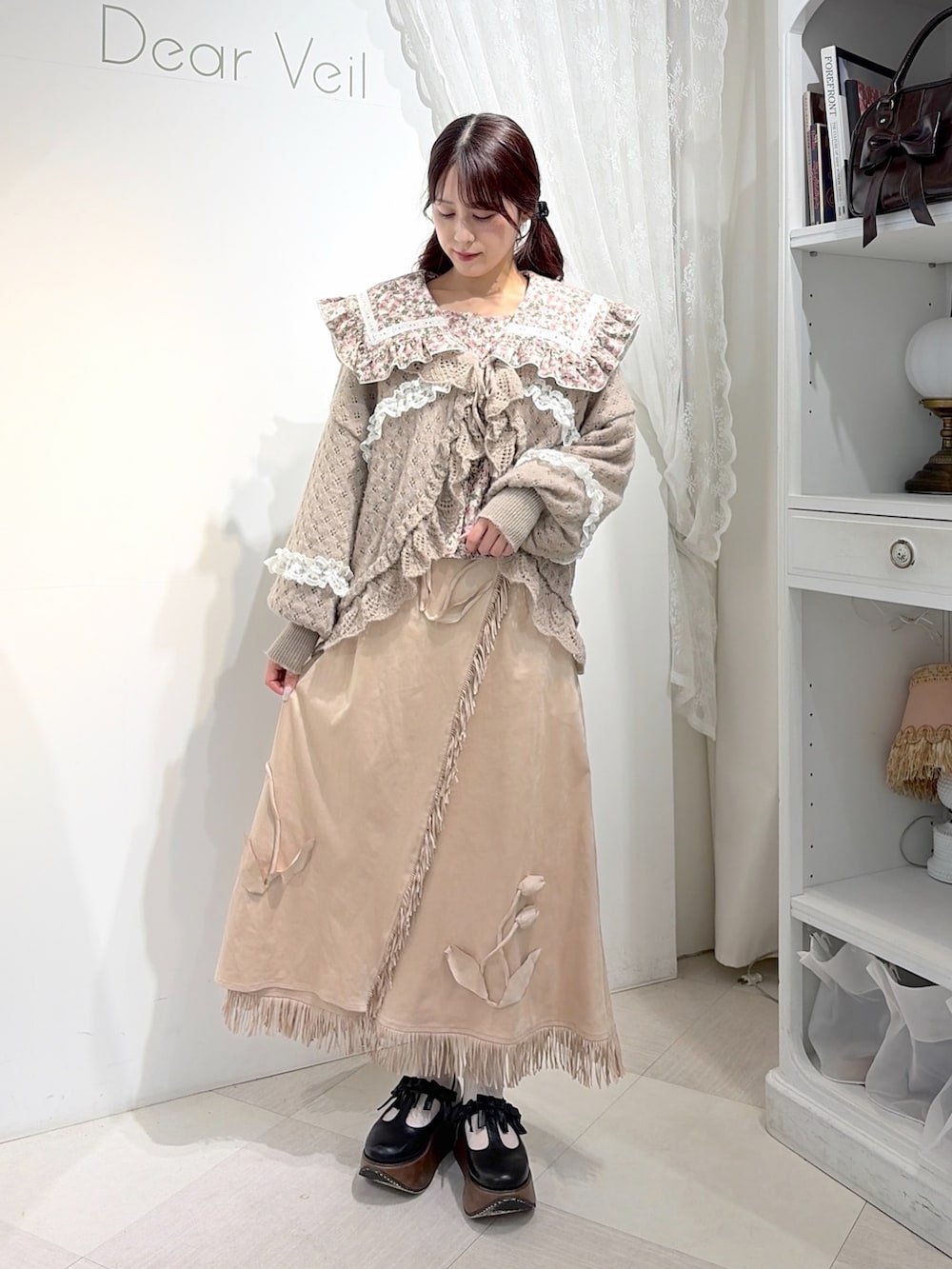 ベージュ系のカーディガン/ボレロ、ピンク系のシャツ/ブラウス、ピンク系のスカートを着用したレディースの夏コーディネートの2枚目の写真