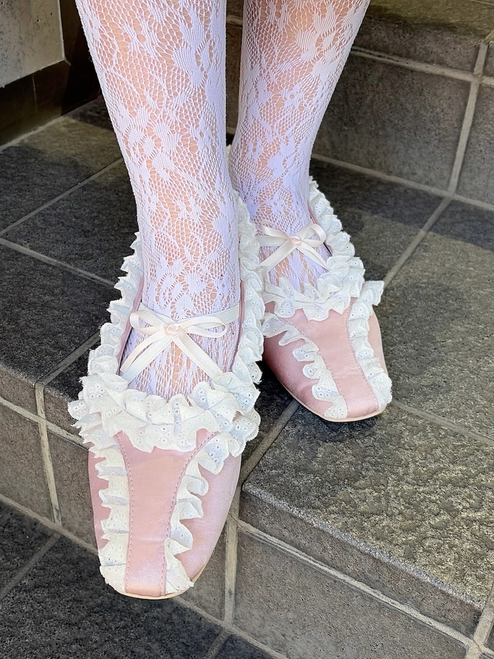 グレー系のテーラードジャケット、ホワイト系のワンピース、ホワイト系のスカートを着用したレディースの冬コーディネートの7枚目の写真