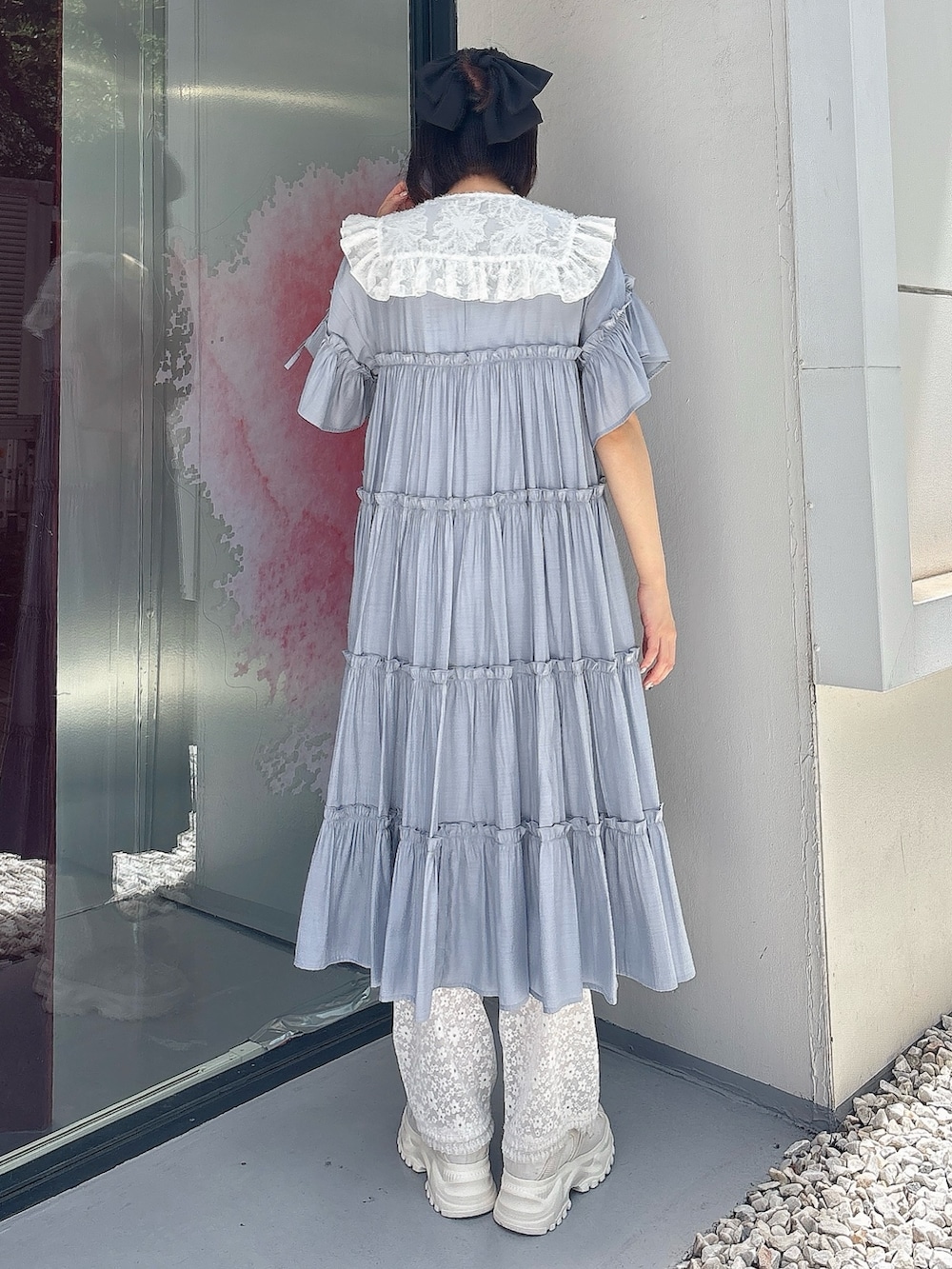 ブルー系のワンピース、ホワイト系のその他パンツ、ホワイト系のスニーカーを着用したレディースの夏コーディネートの2枚目の写真