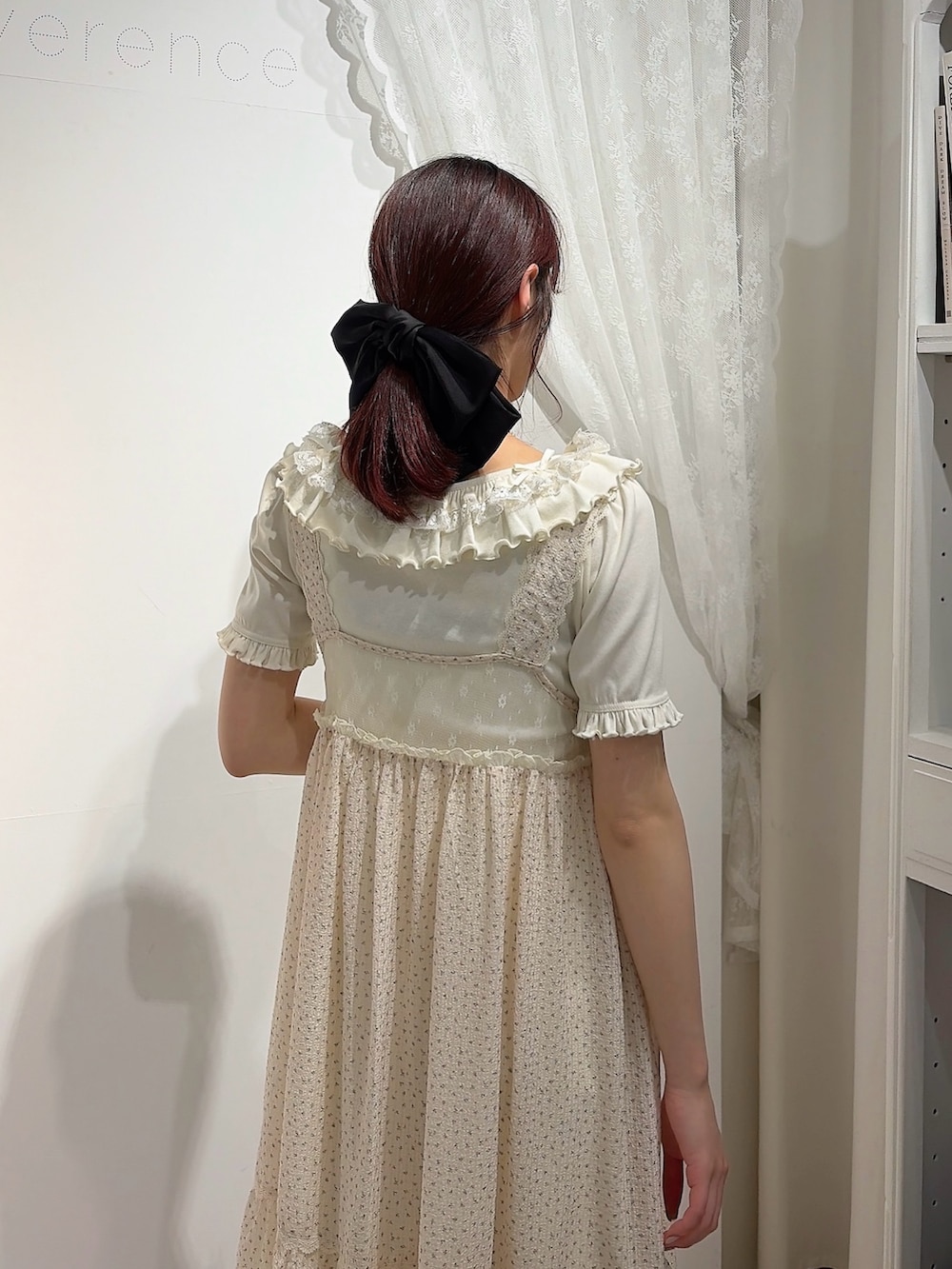 ホワイト系のワンピース、ホワイト系のTシャツ/カットソー、ホワイト系のその他パンツを着用したレディースの春コーディネートの4枚目の写真