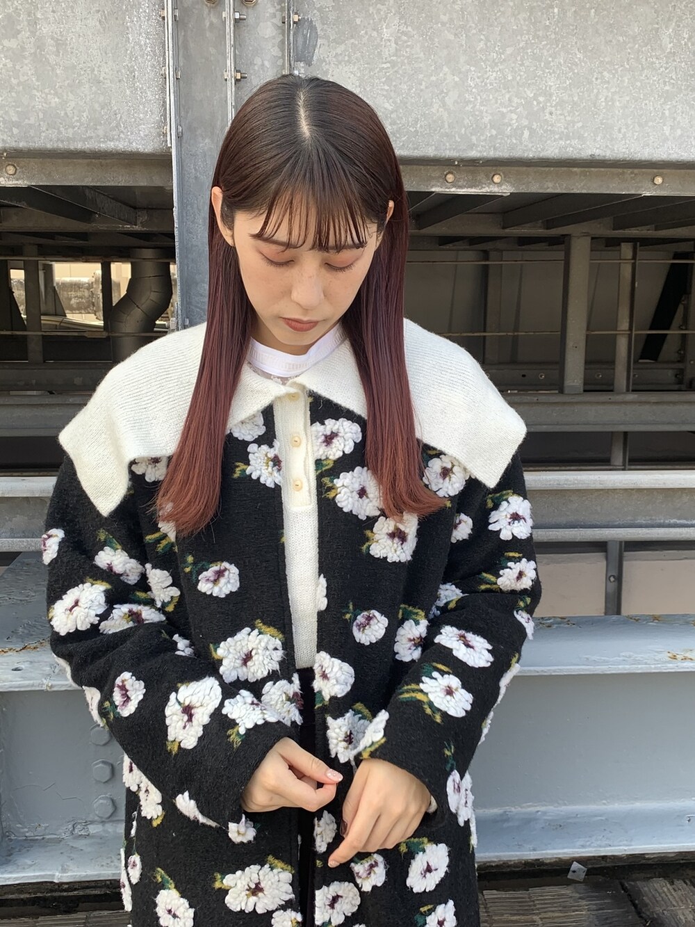 ホワイト系のパンプス、ブラック系のその他アウター、ホワイト系のニット/セーターを着用したレディースの秋コーディネートの2枚目の写真