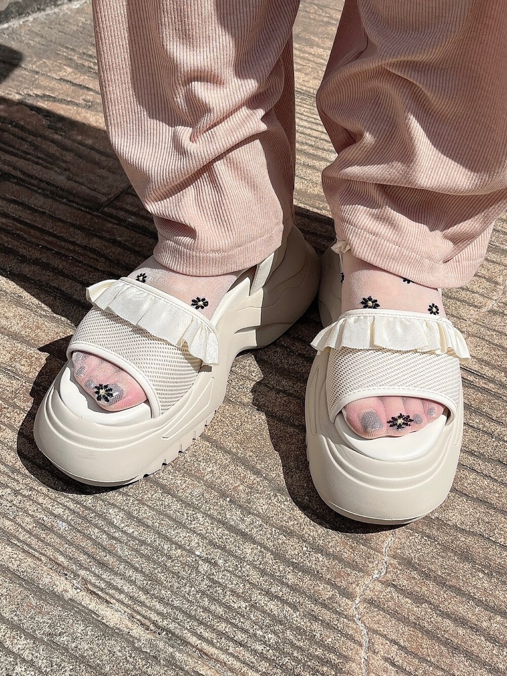 ホワイト系のサンダル、ホワイト系のワンピース、ピンク系のその他パンツを着用したレディースの春コーディネートの3枚目の写真