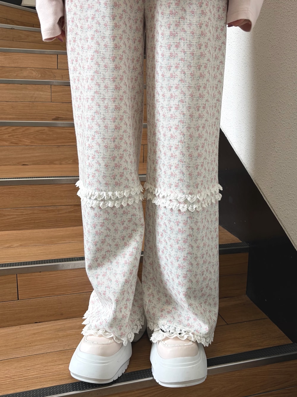 ピンク系のTシャツ/カットソー、ホワイト系のキャミソール、ピンク系のカーゴパンツを着用したレディースの夏コーディネートの6枚目の写真