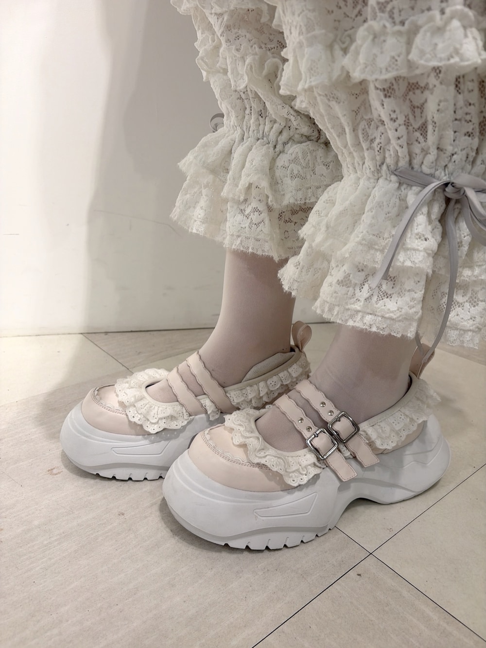 パープル系のワンピース、ホワイト系のその他パンツ、ピンク系のスニーカーを着用したレディースの夏コーディネートの8枚目の写真