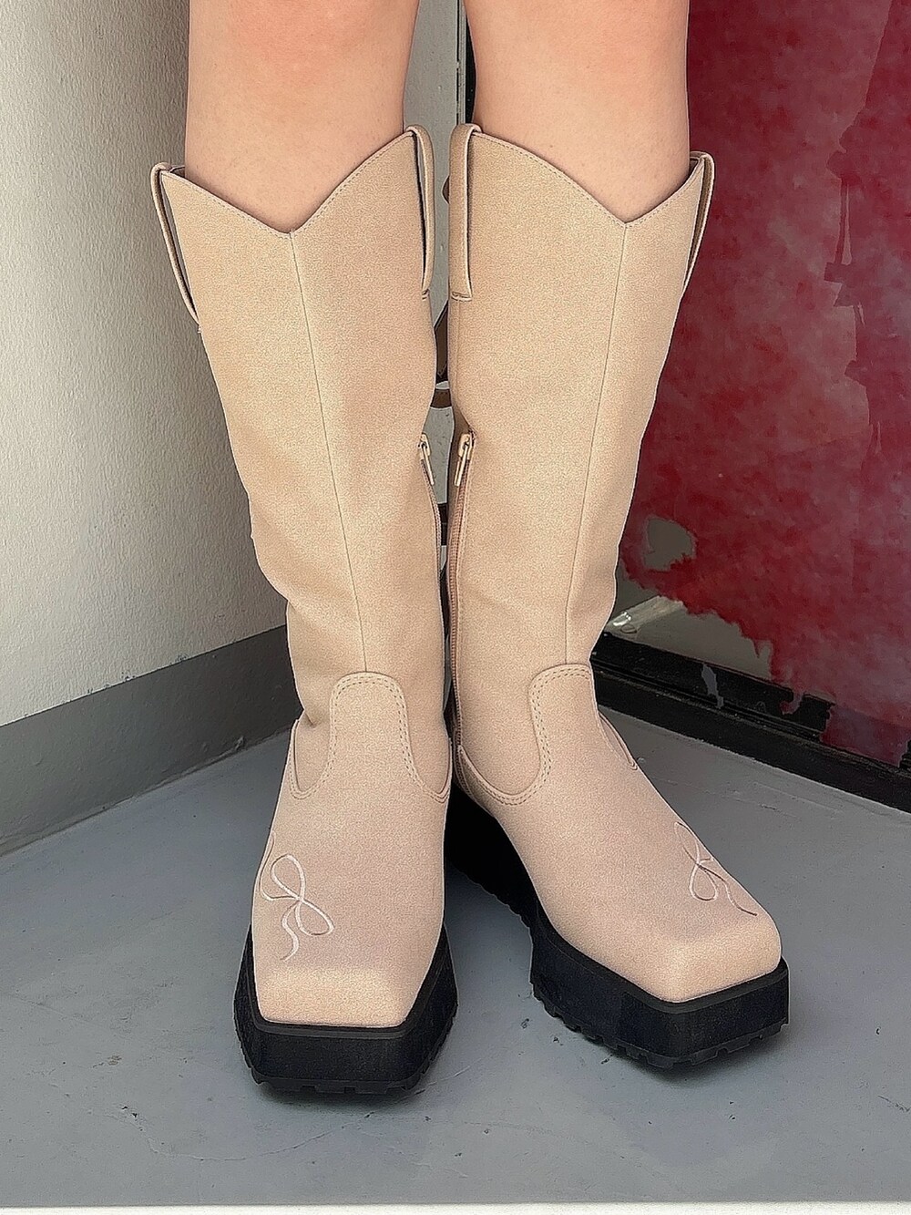 ホワイト系のワンピース、ピンク系のブーツを着用したレディースの春コーディネートの6枚目の写真