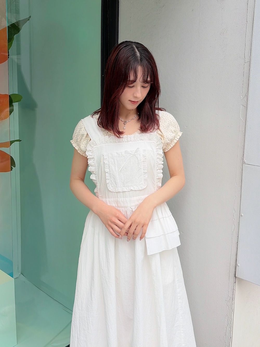 ホワイト系のTシャツ/カットソー、ホワイト系のワンピース、ホワイト系のバレエシューズを着用したレディースの春コーディネートの3枚目の写真