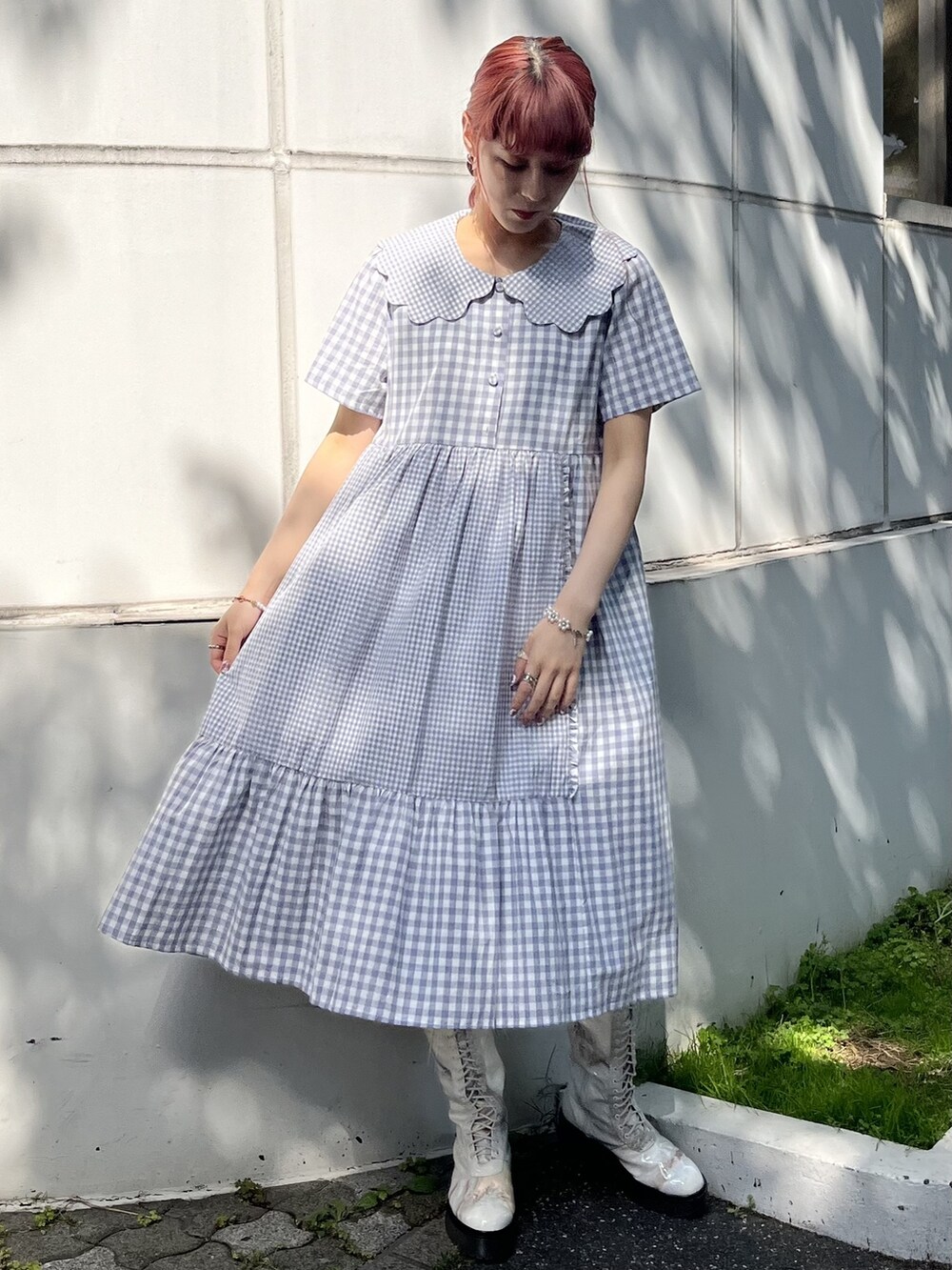 ホワイト系のドレスシューズ、パープル系のワンピースを着用したレディースの夏コーディネートの2枚目の写真