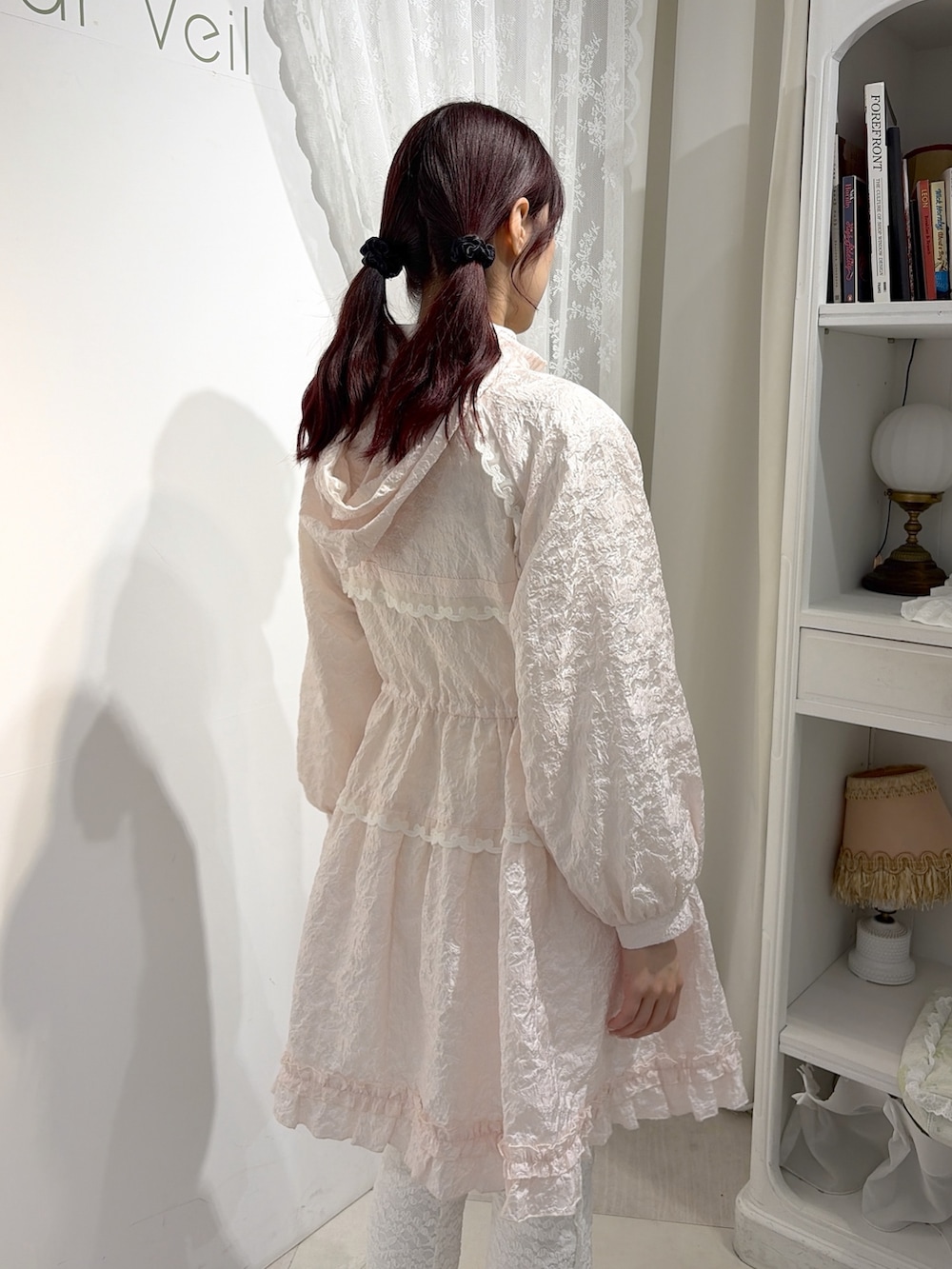 ホワイト系のその他パンツ、ホワイト系のショルダーバッグ、ピンク系のワンピースを着用したレディースの夏コーディネートの4枚目の写真